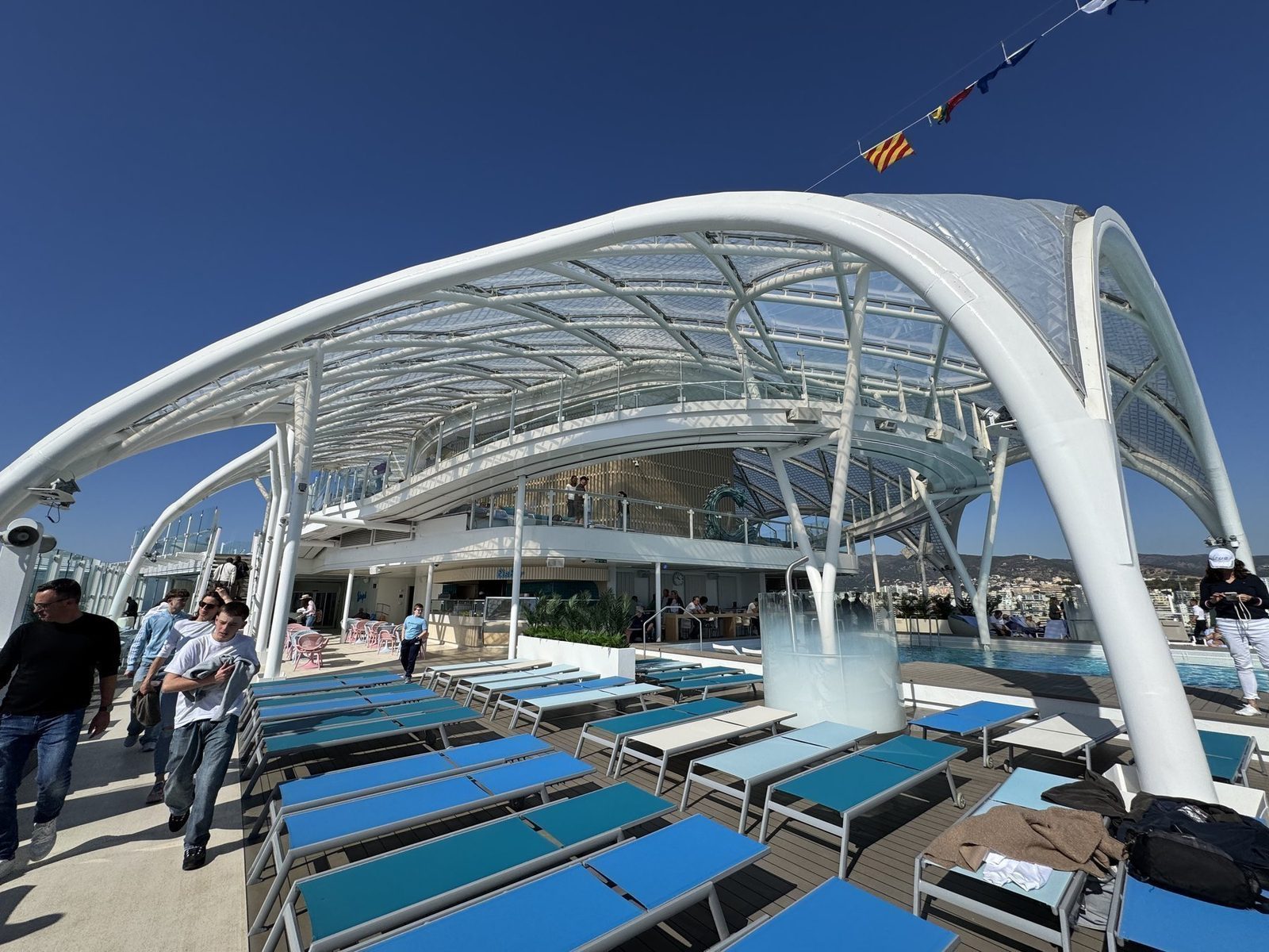Sonnendeck mit Liegestühlen auf Kreuzfahrtschiff