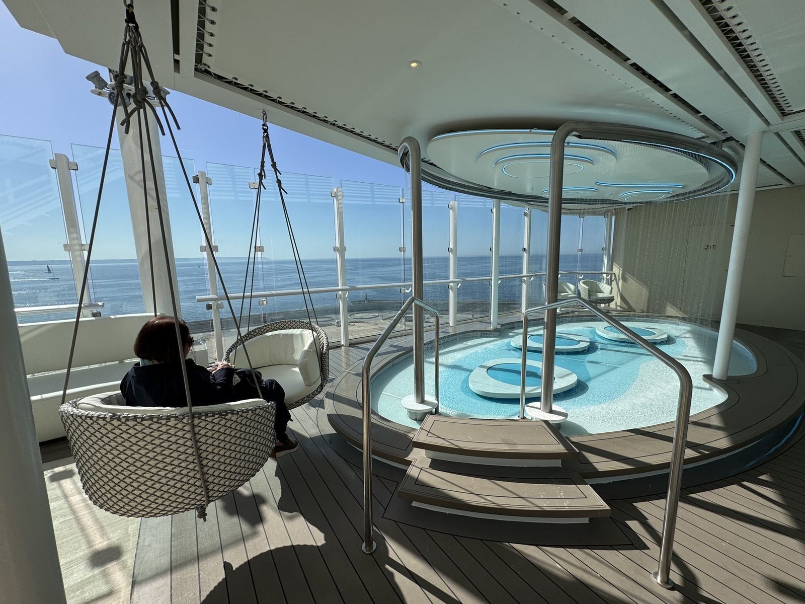 Luxuriöser Schwingsessel auf Kreuzfahrtschiff