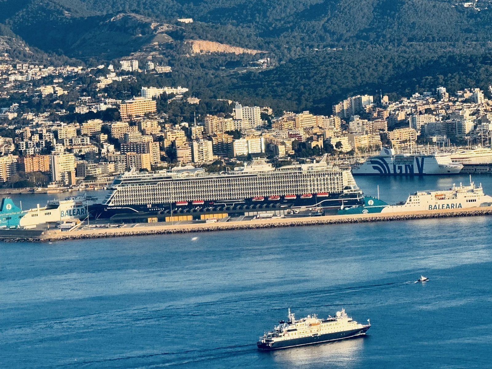Hafenblick mit Kreuzfahrtschiffen
