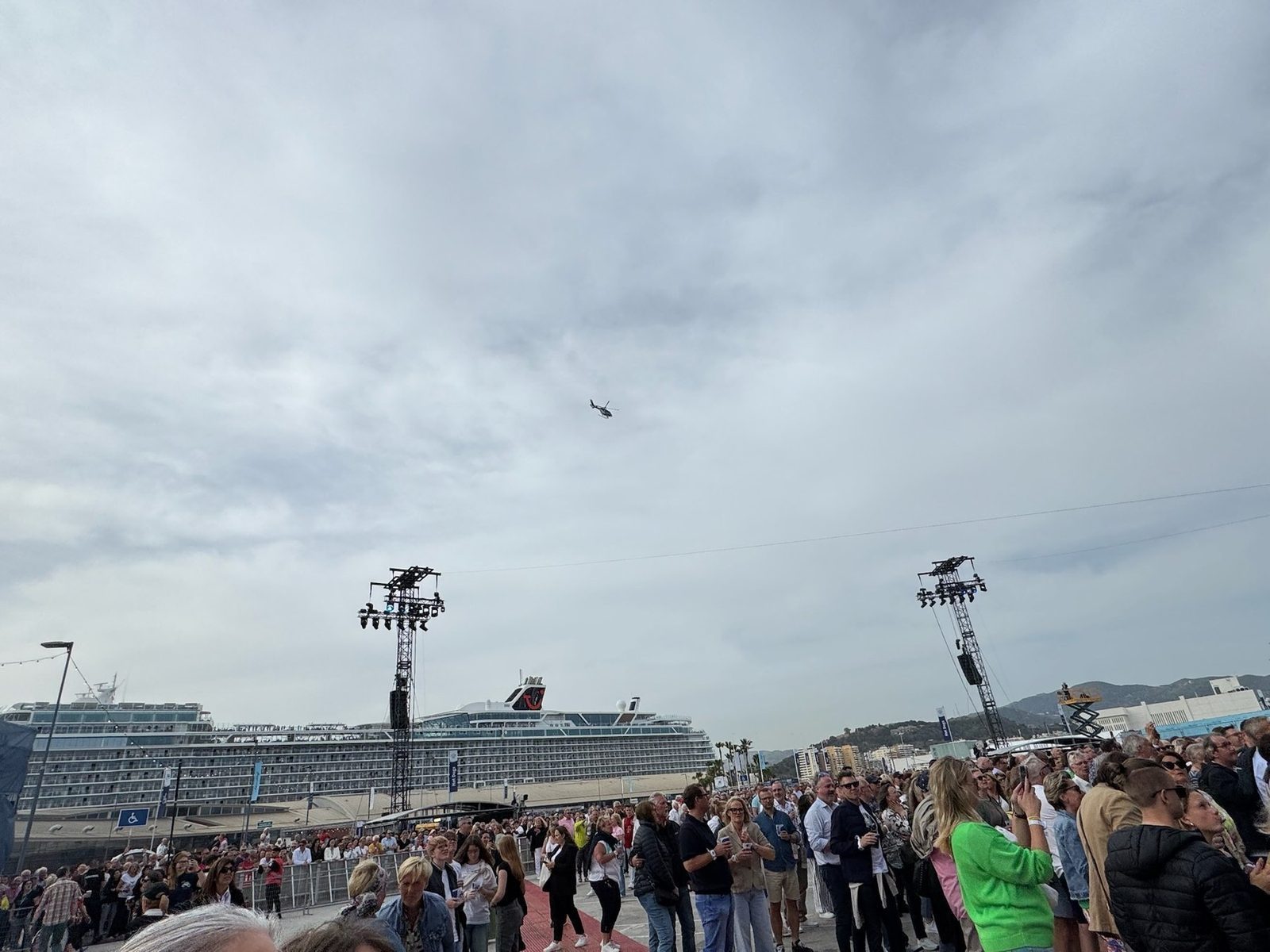Luftshow mit Hubschrauber über Kreuzfahrtschiff