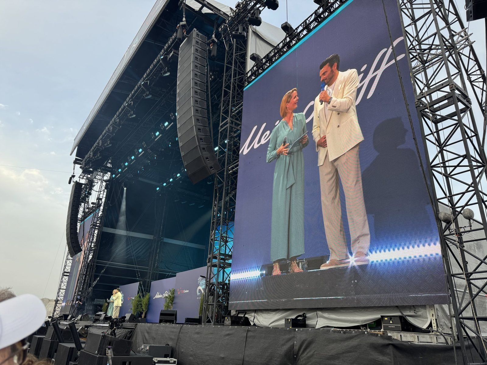 Festivalszene mit Bühne und großem Bildschirm