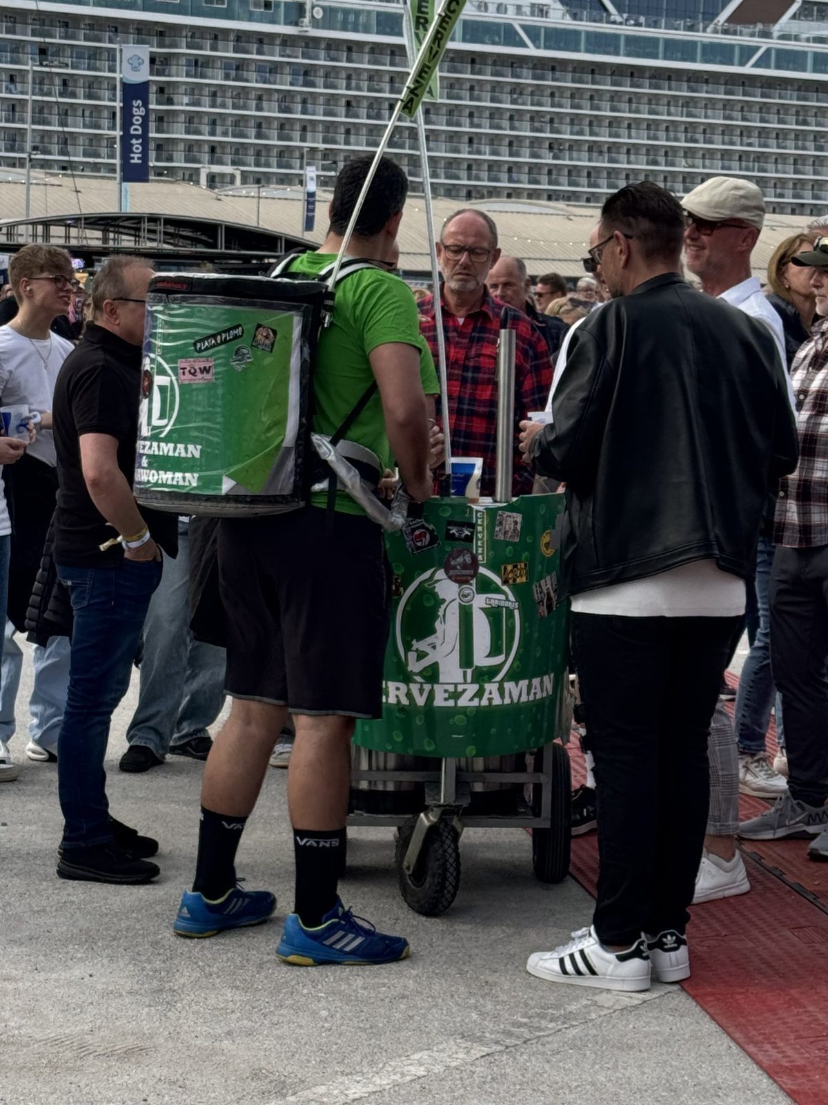 Verkaufswagen mit Cerveza am Hafen