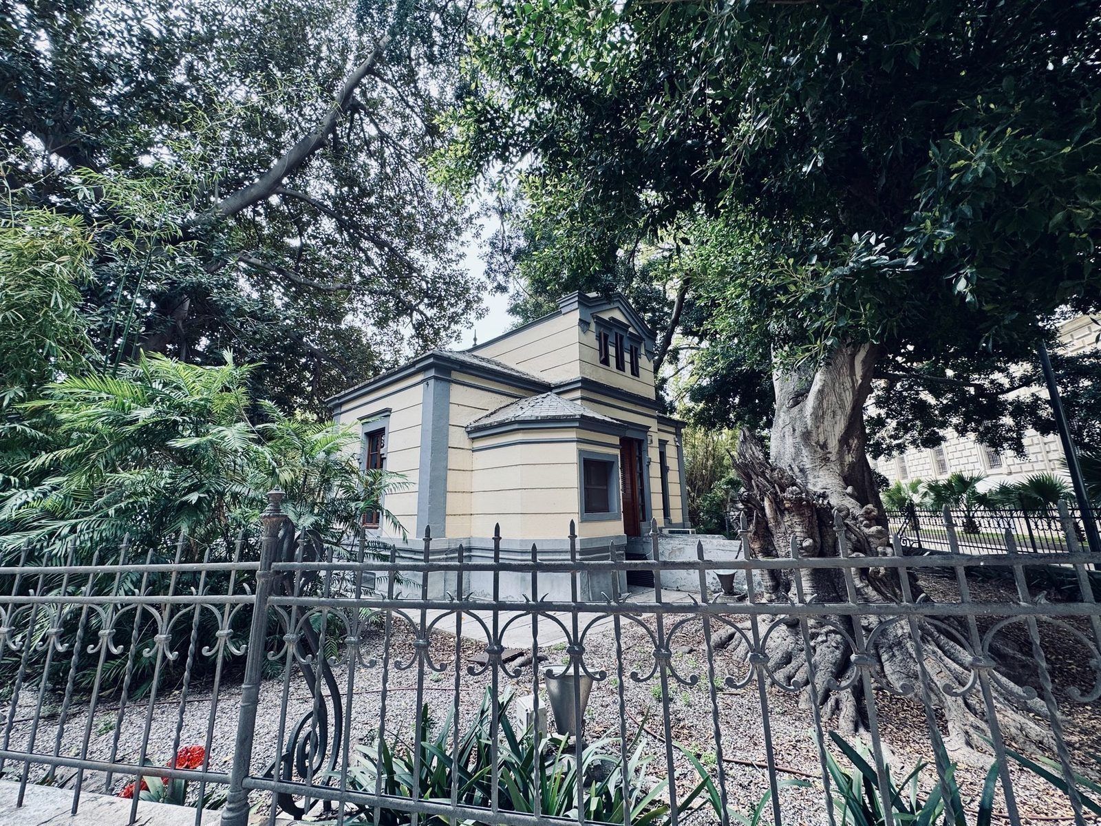 Gartenhaus im historischen Park