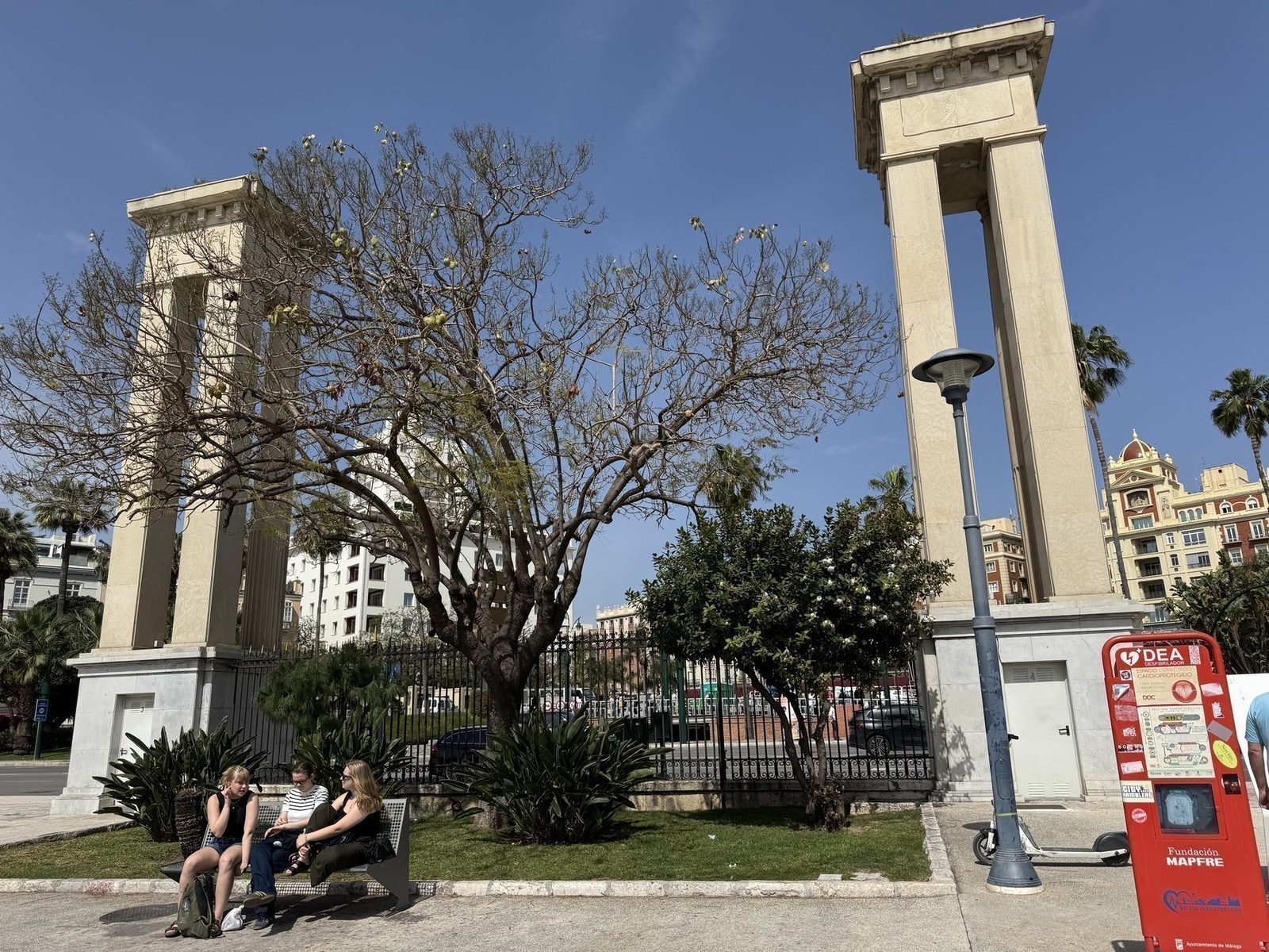 Stadtgarten mit Säulen und Menschen