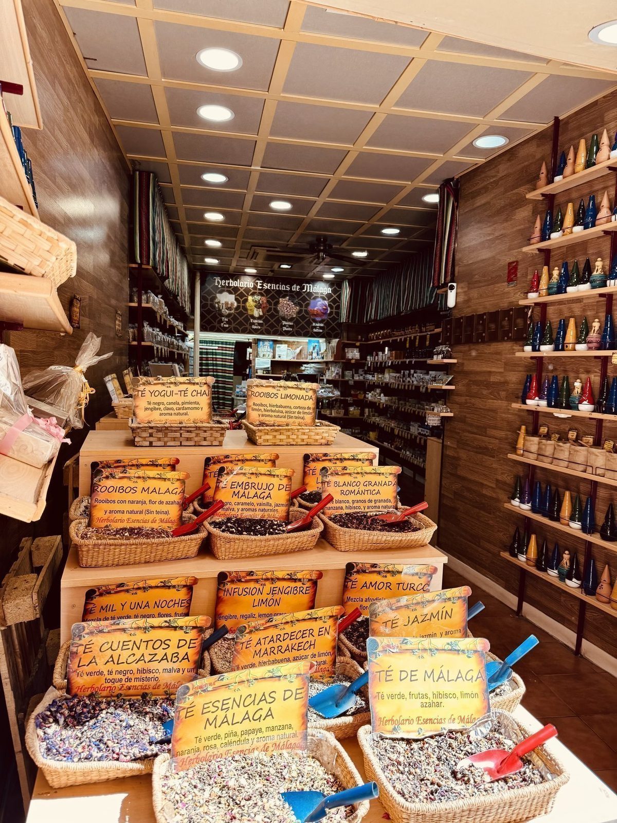 Herbiger Shop mit Tassen und Kräutertees