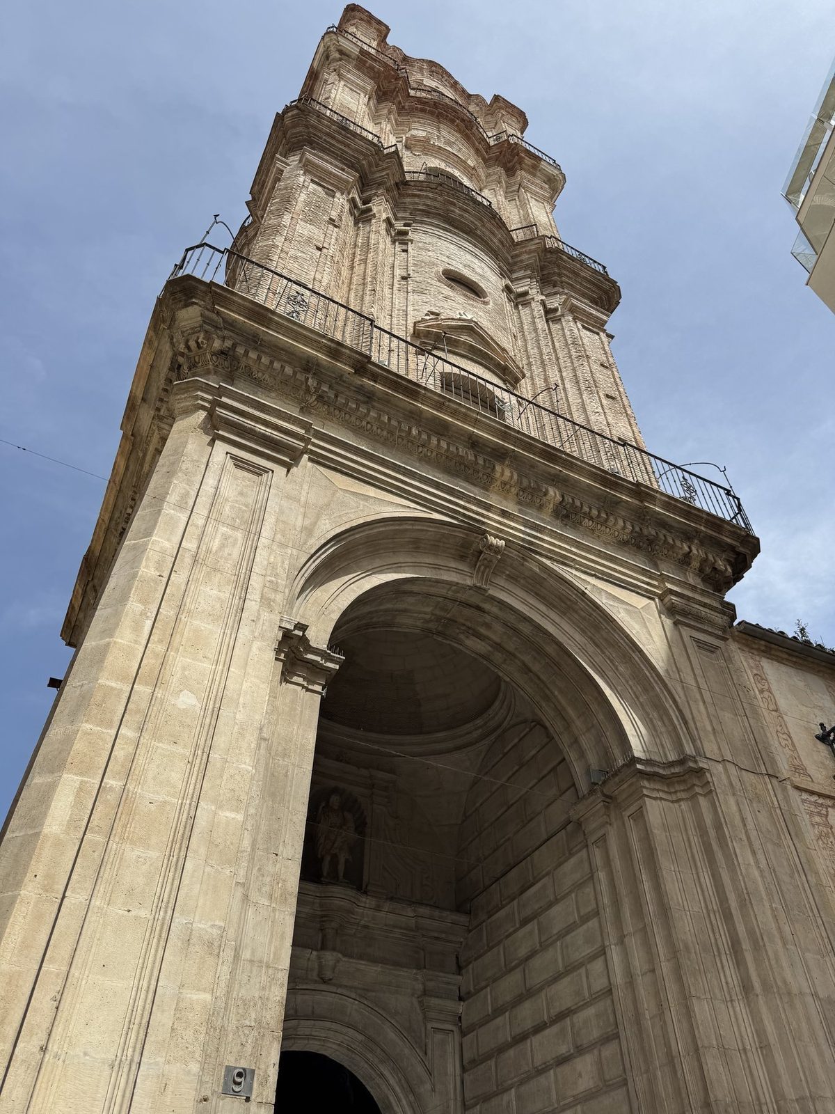 Klassischer Turm mit Balkonen