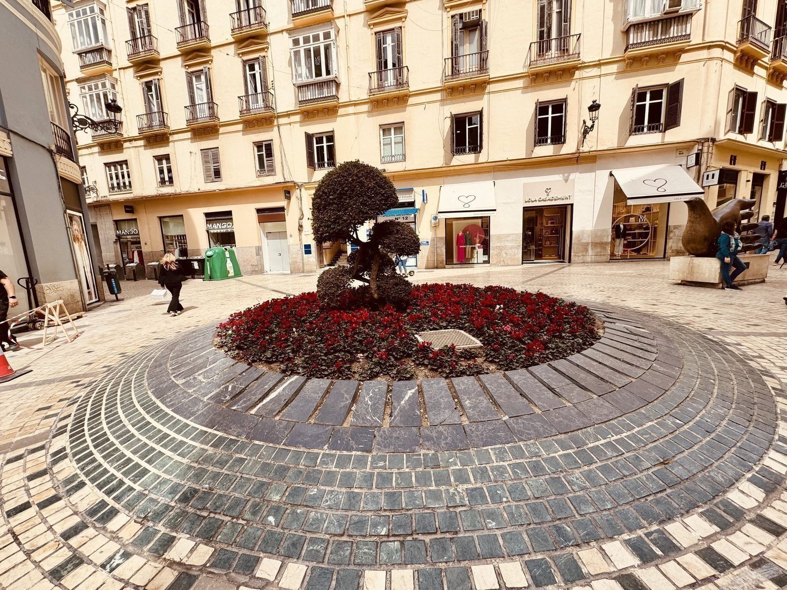 Runder Platz mit Blumenbeet in der Altstadt