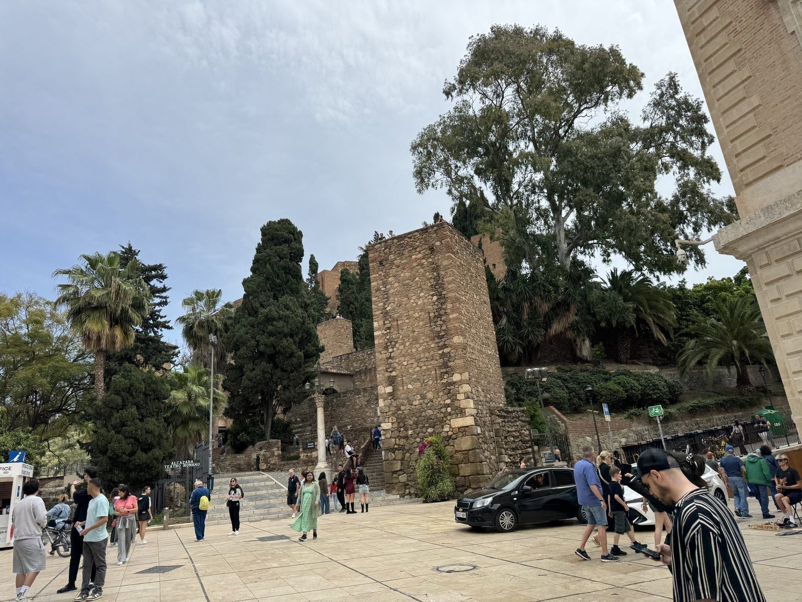 Touristen vor der Alcazaba in Malaga