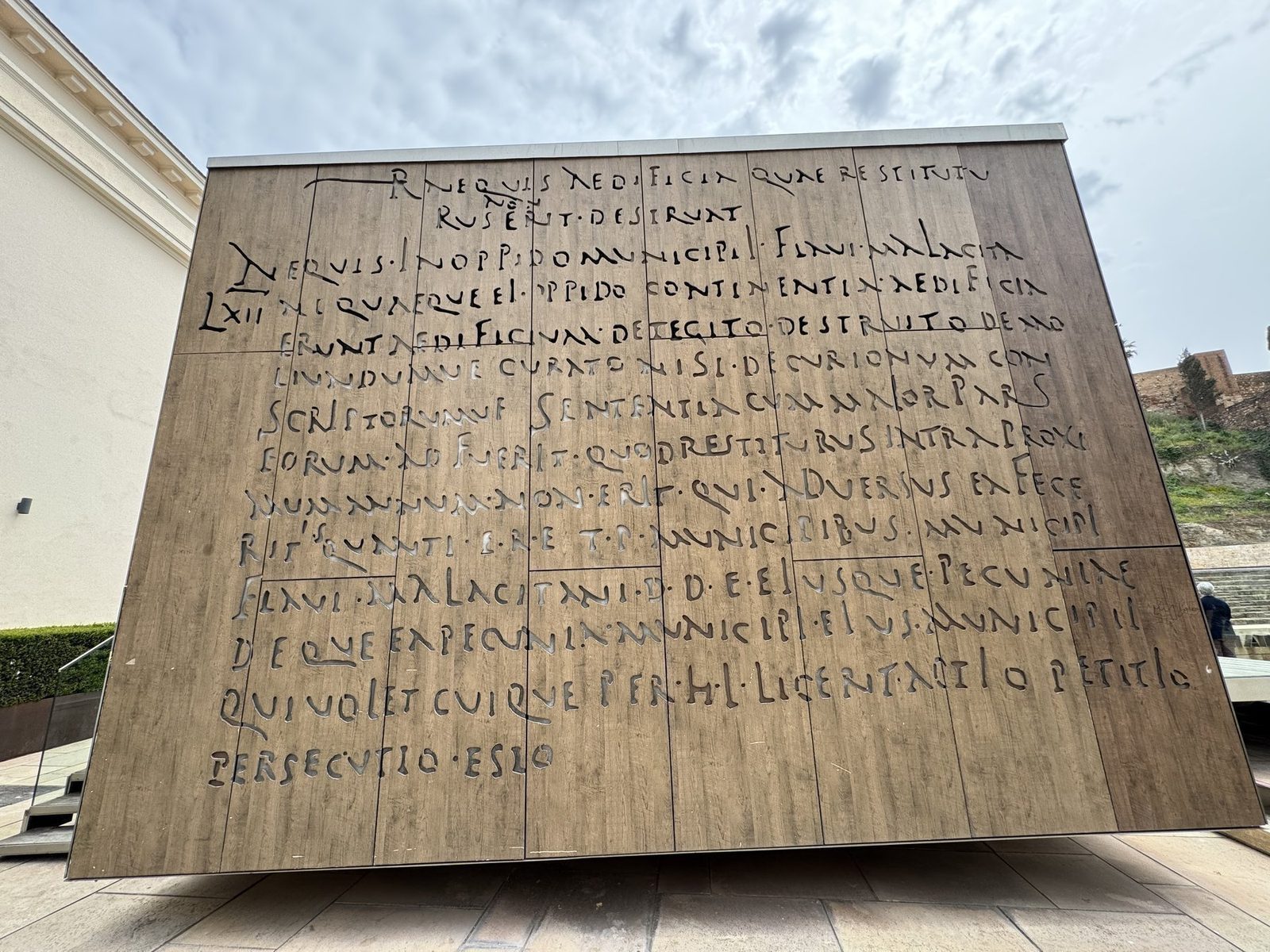 Römische Inschrift auf Holzplatte