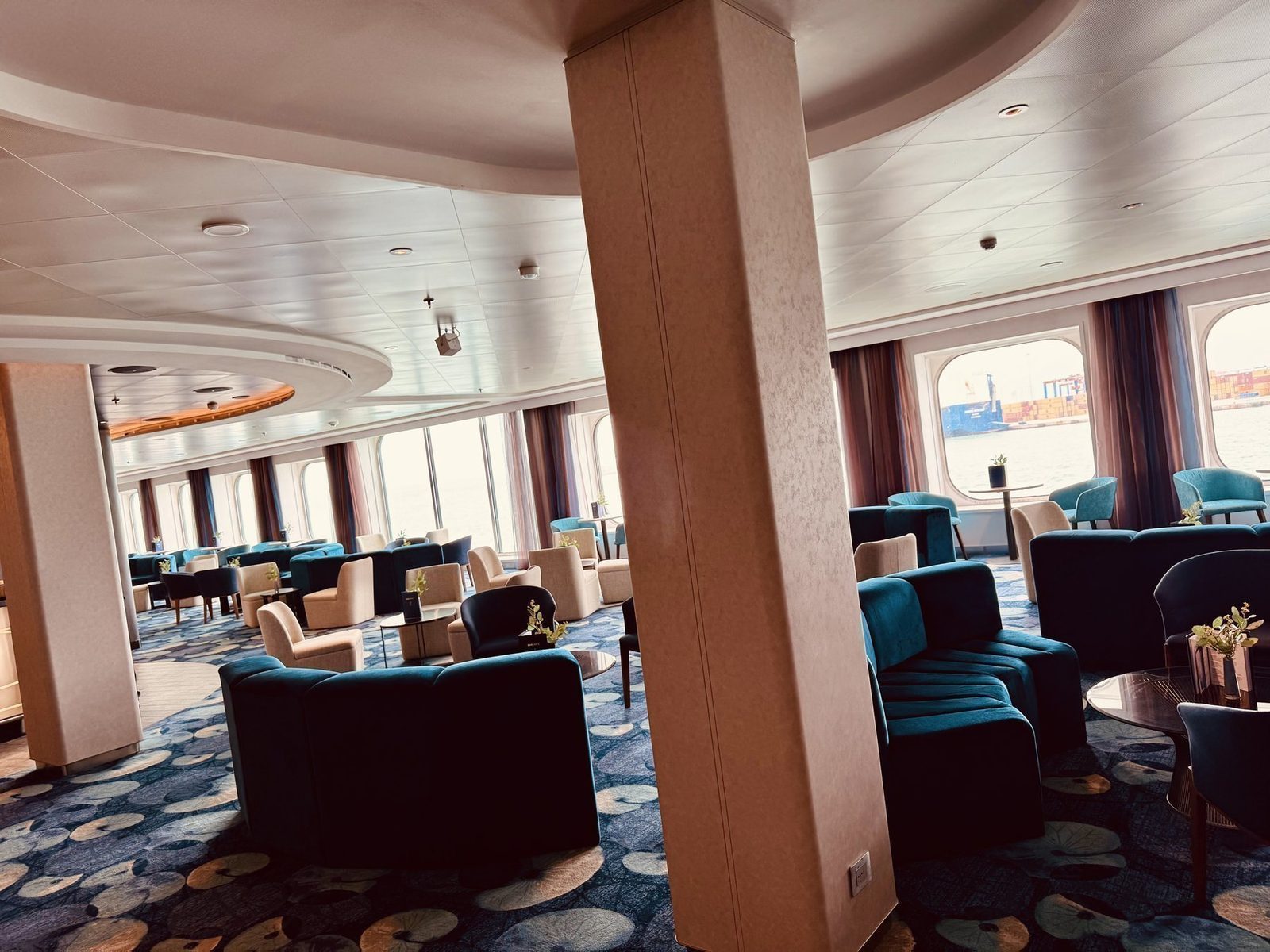 Kreuzfahrt Salon mit Blick auf den Hafen