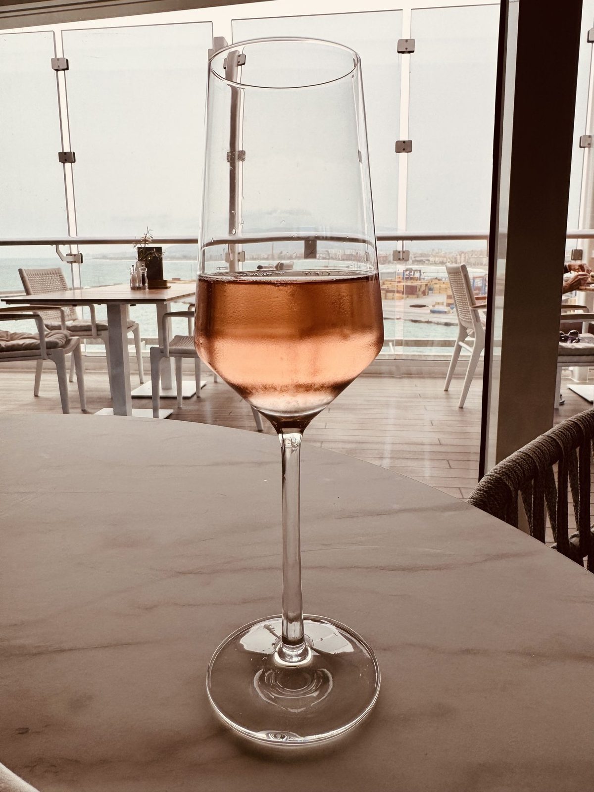 Roséwein auf Terrasse mit Meerblick