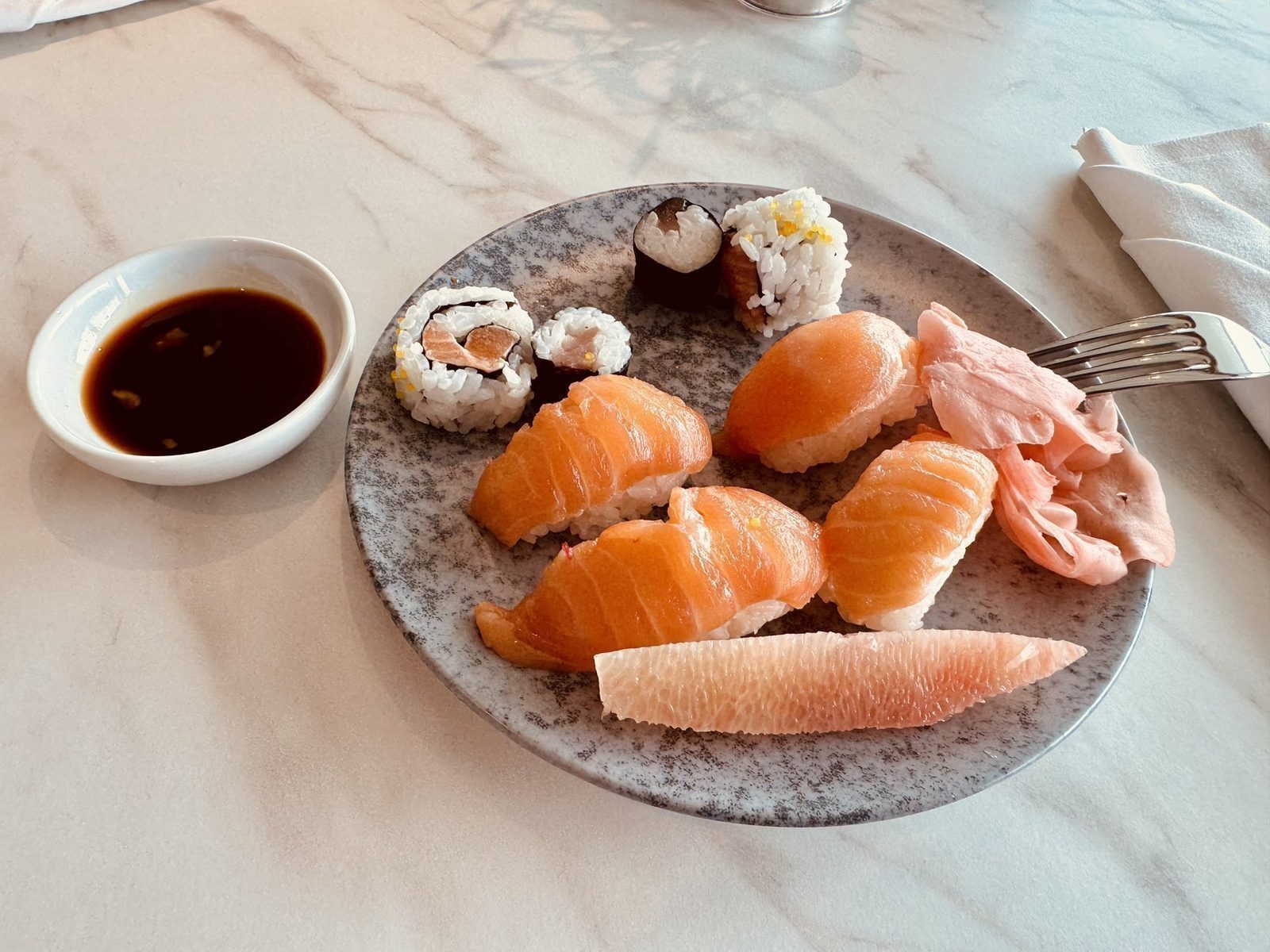 Sushi auf dem Teller