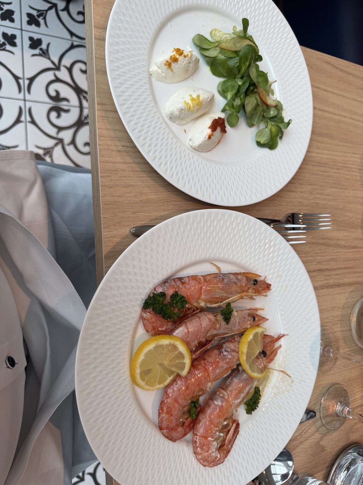 Garnelen mit Zitronenscheiben und Salat