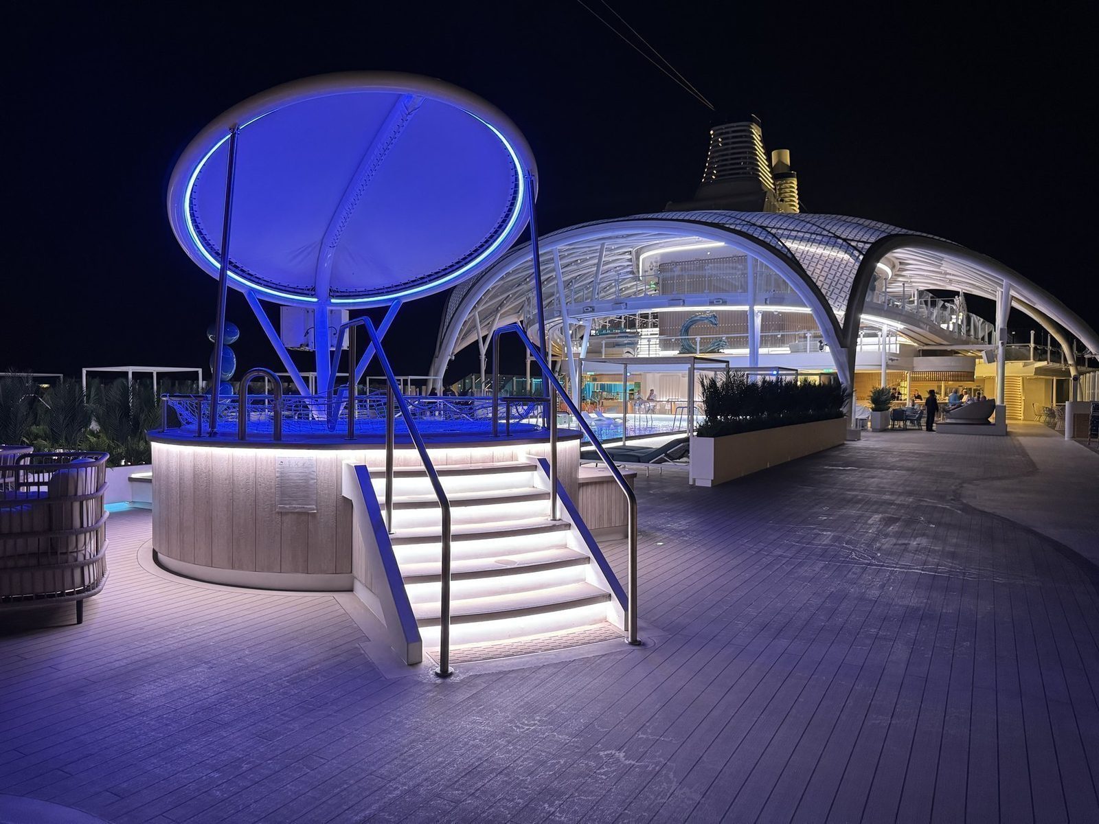 Beleuchteter Poolbereich auf Kreuzfahrtschiff