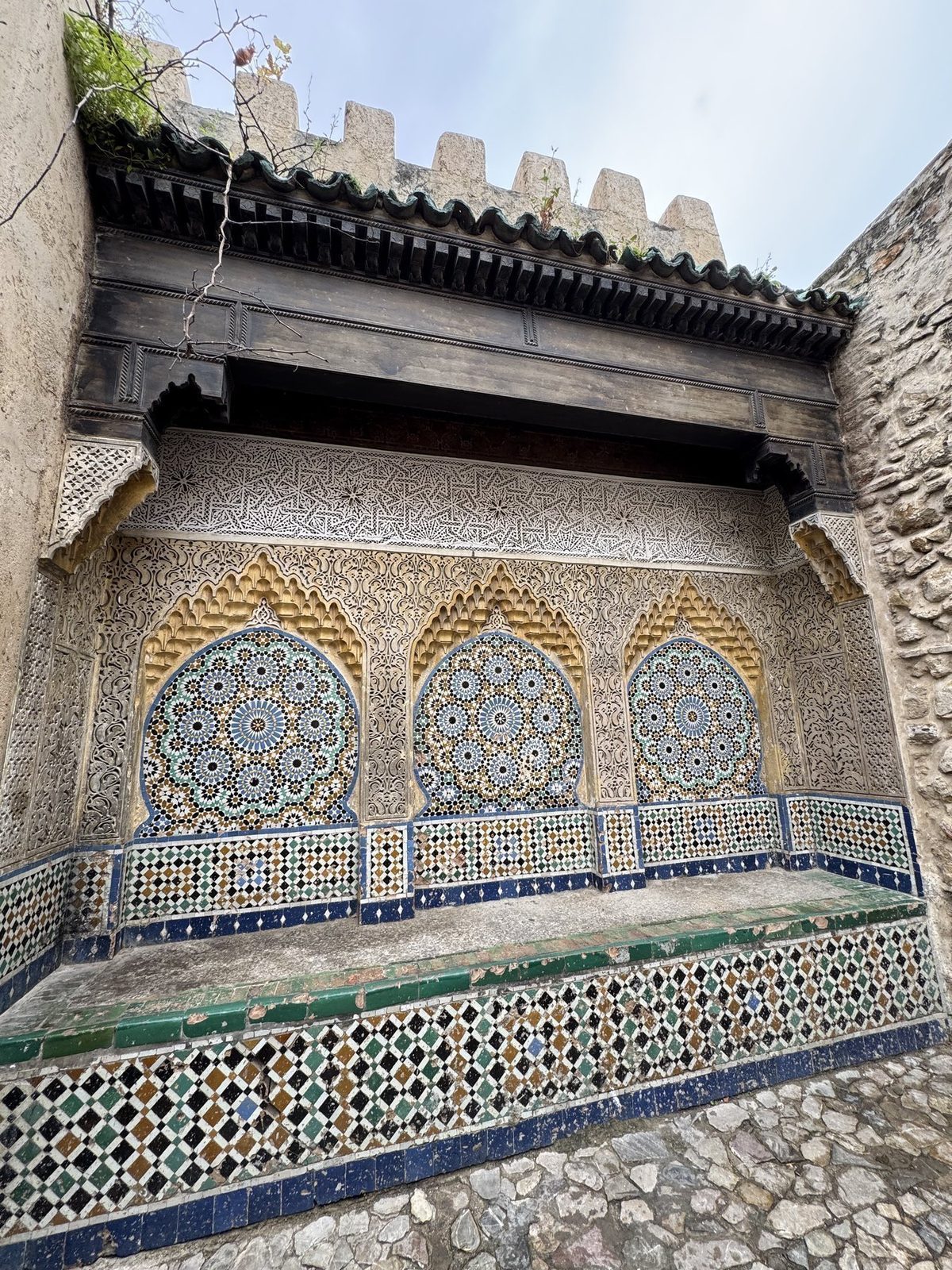 Mosaikbank mit arabischer Ornamentik