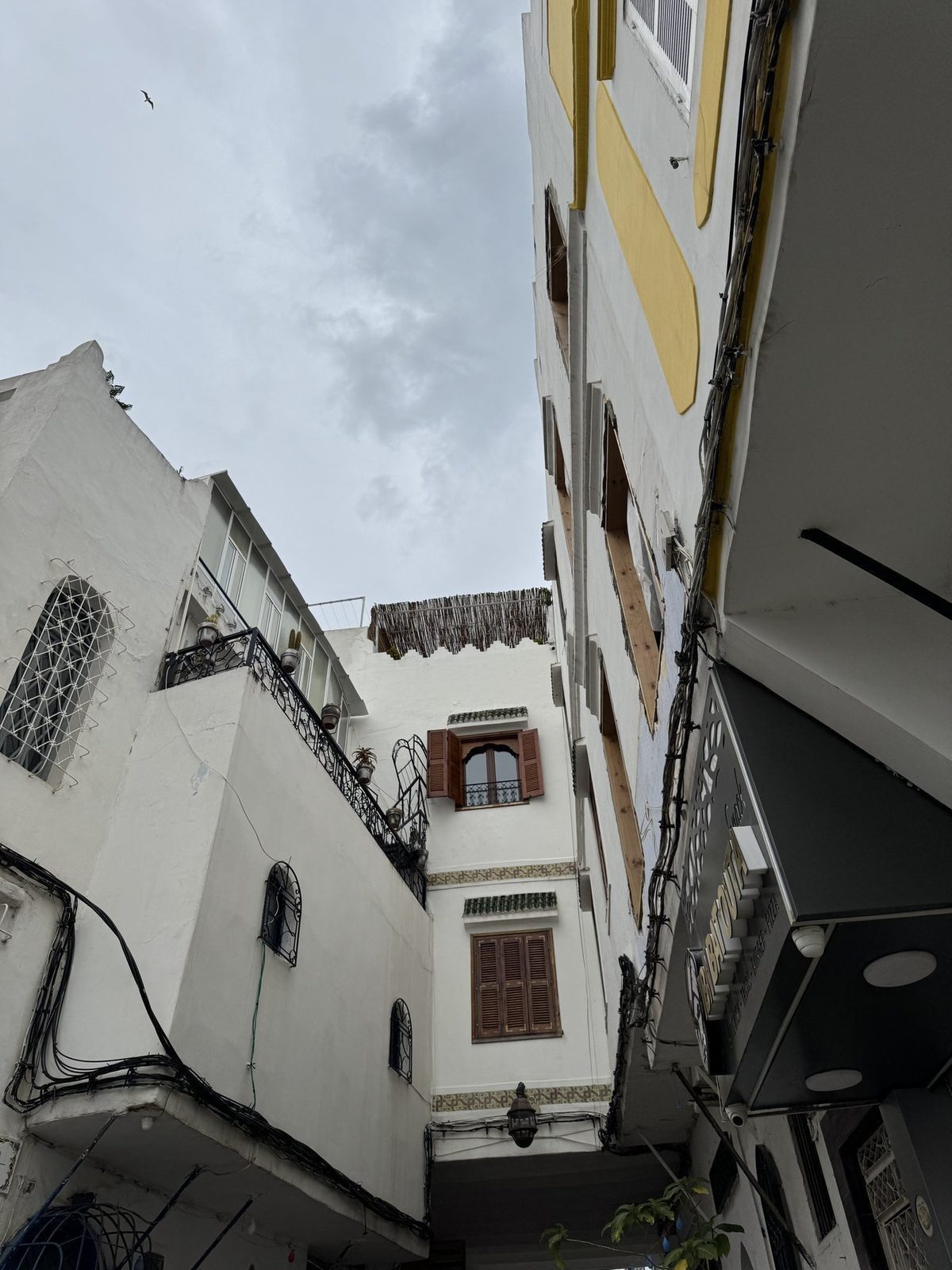 Enge Gasse mit weißen Häusern