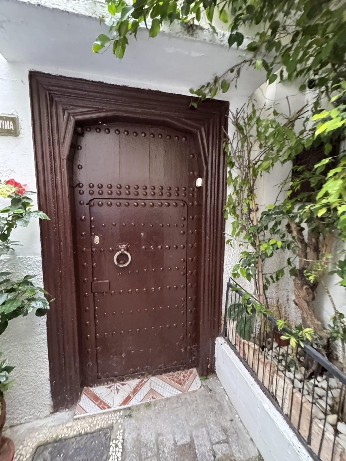 Antike Tür in einer alten Gasse