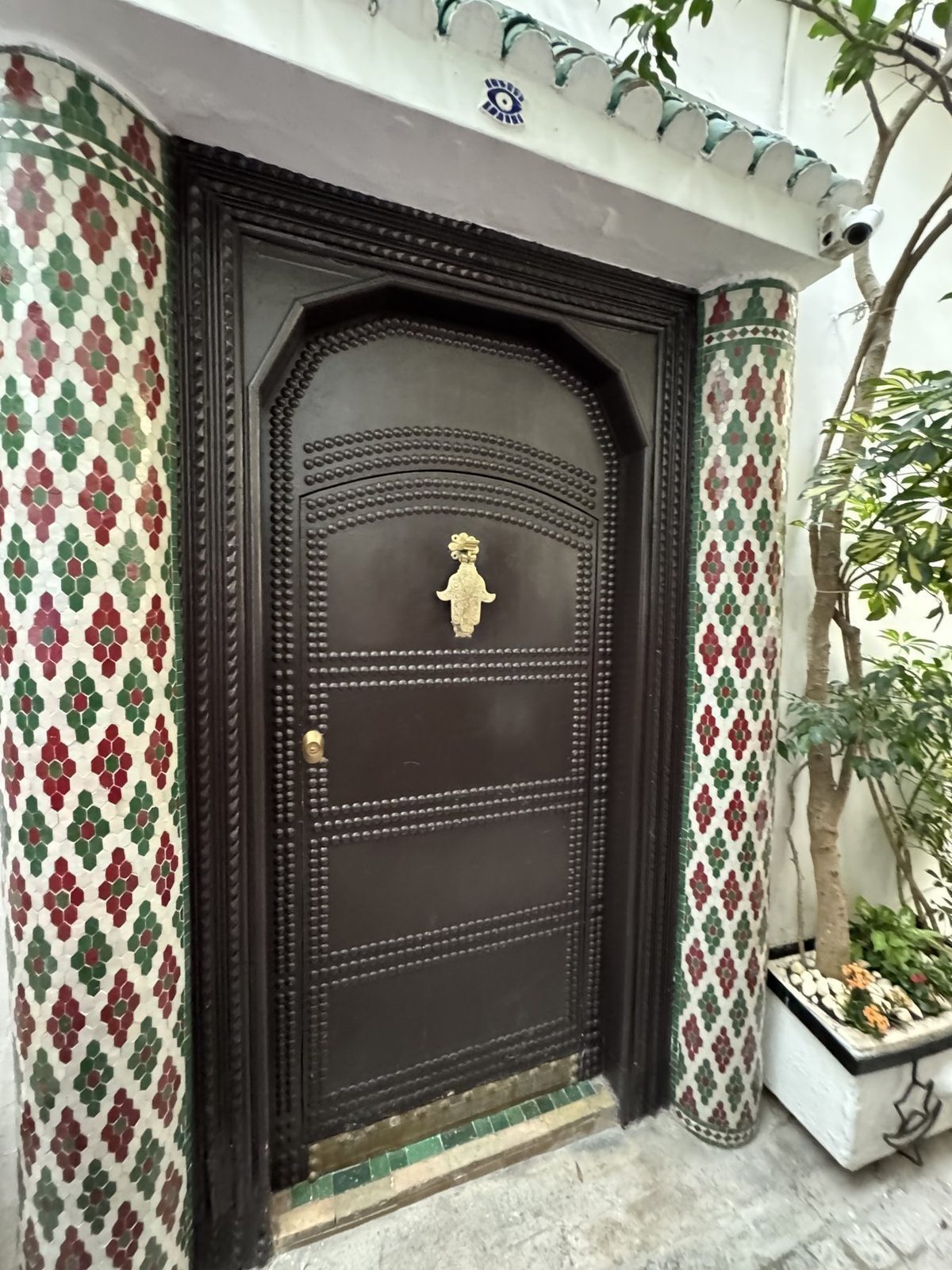 Traditionelle Tür mit Mosaikverzierung