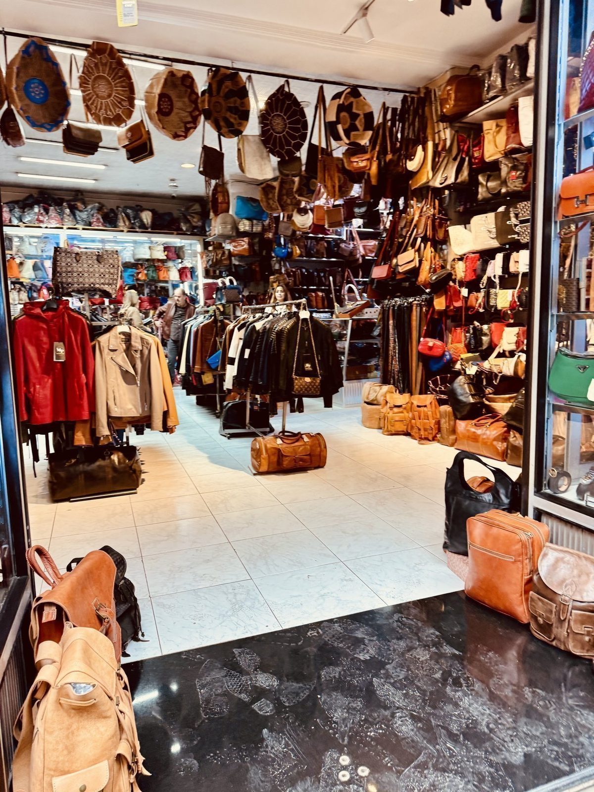 Lederwaren Shop mit Jacken und Taschen