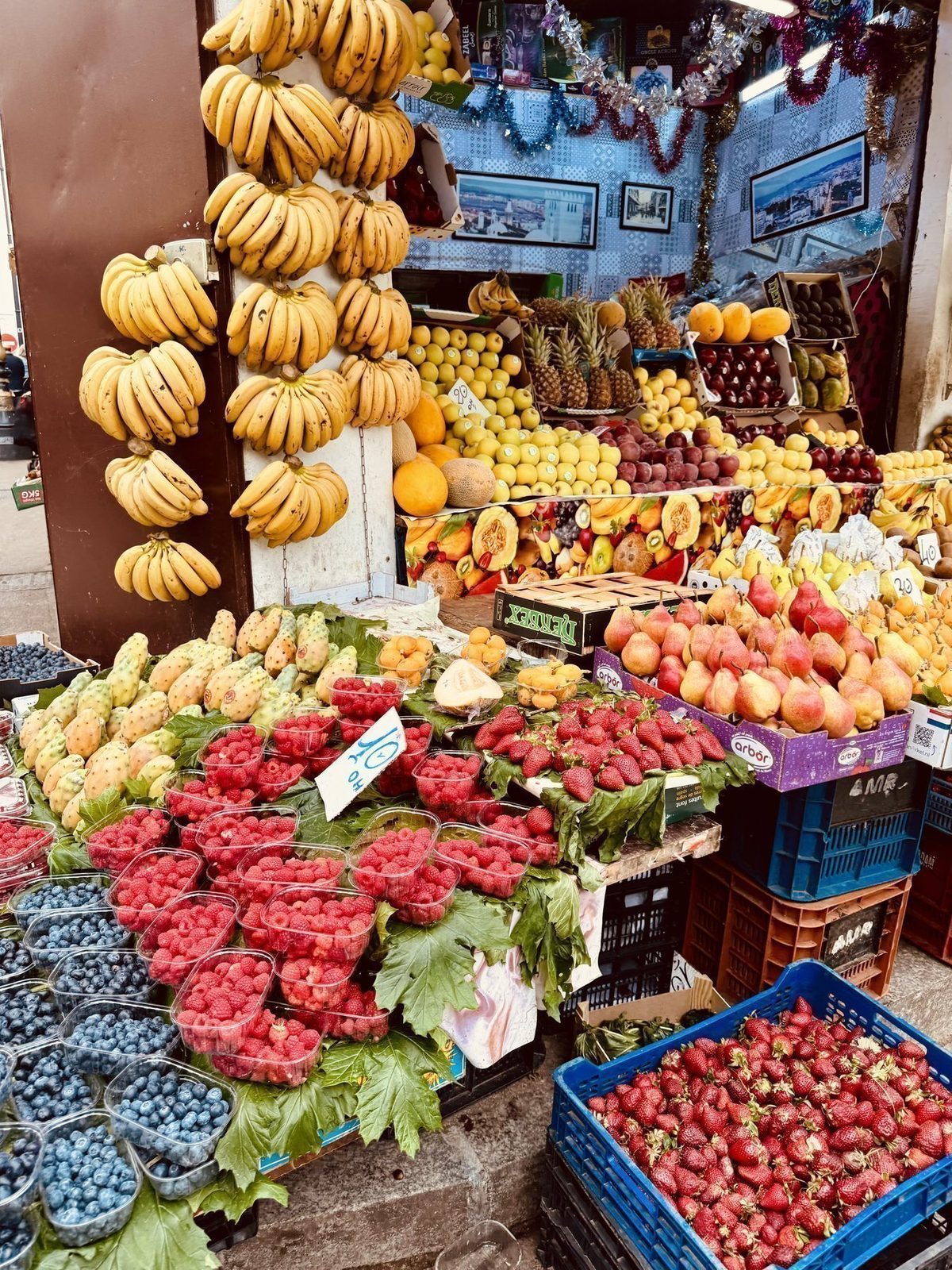 Farbenprächtiger Obststand auf dem Markt