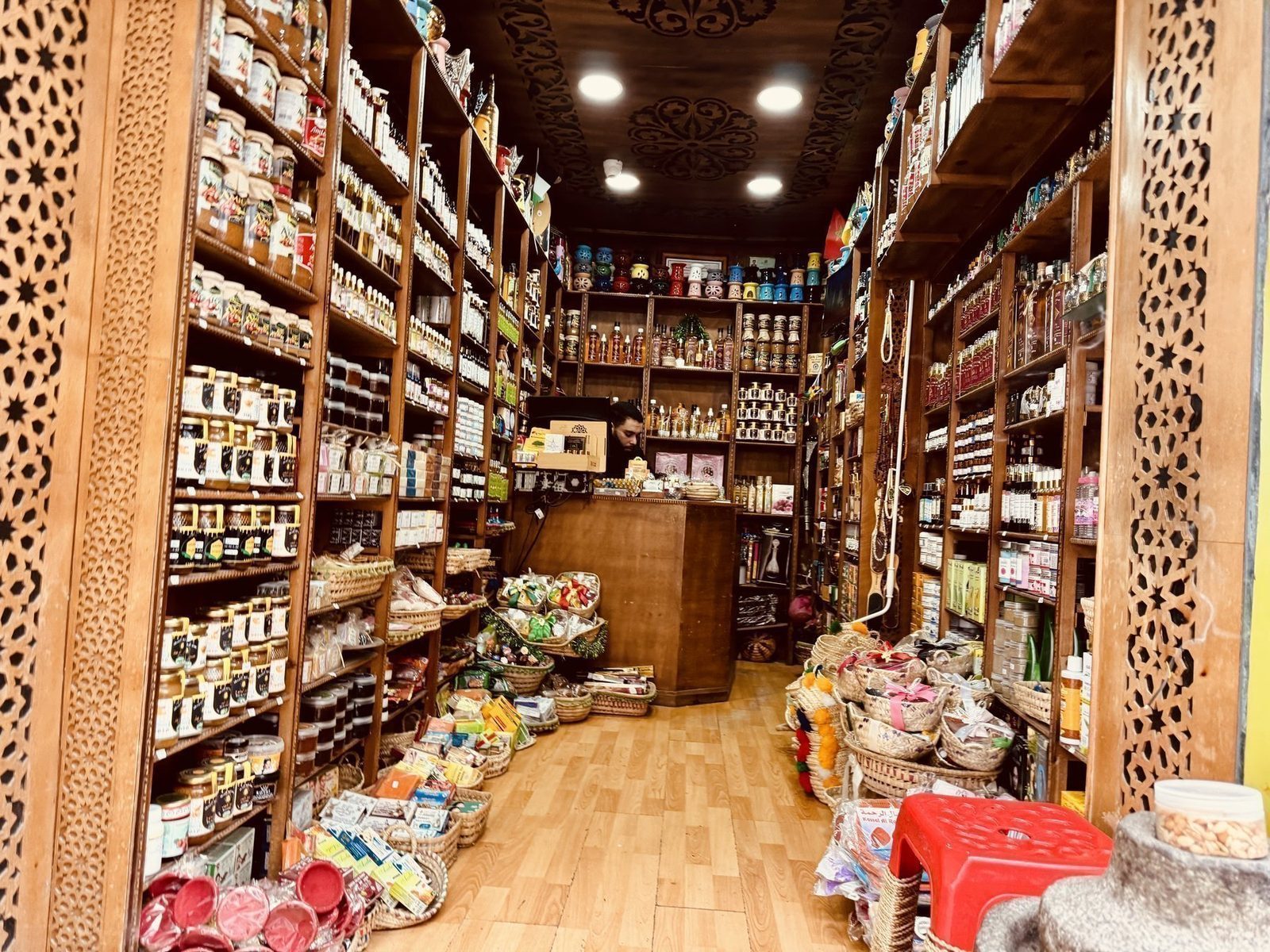 Spice Shop mit traditioneller Holzarchitektur