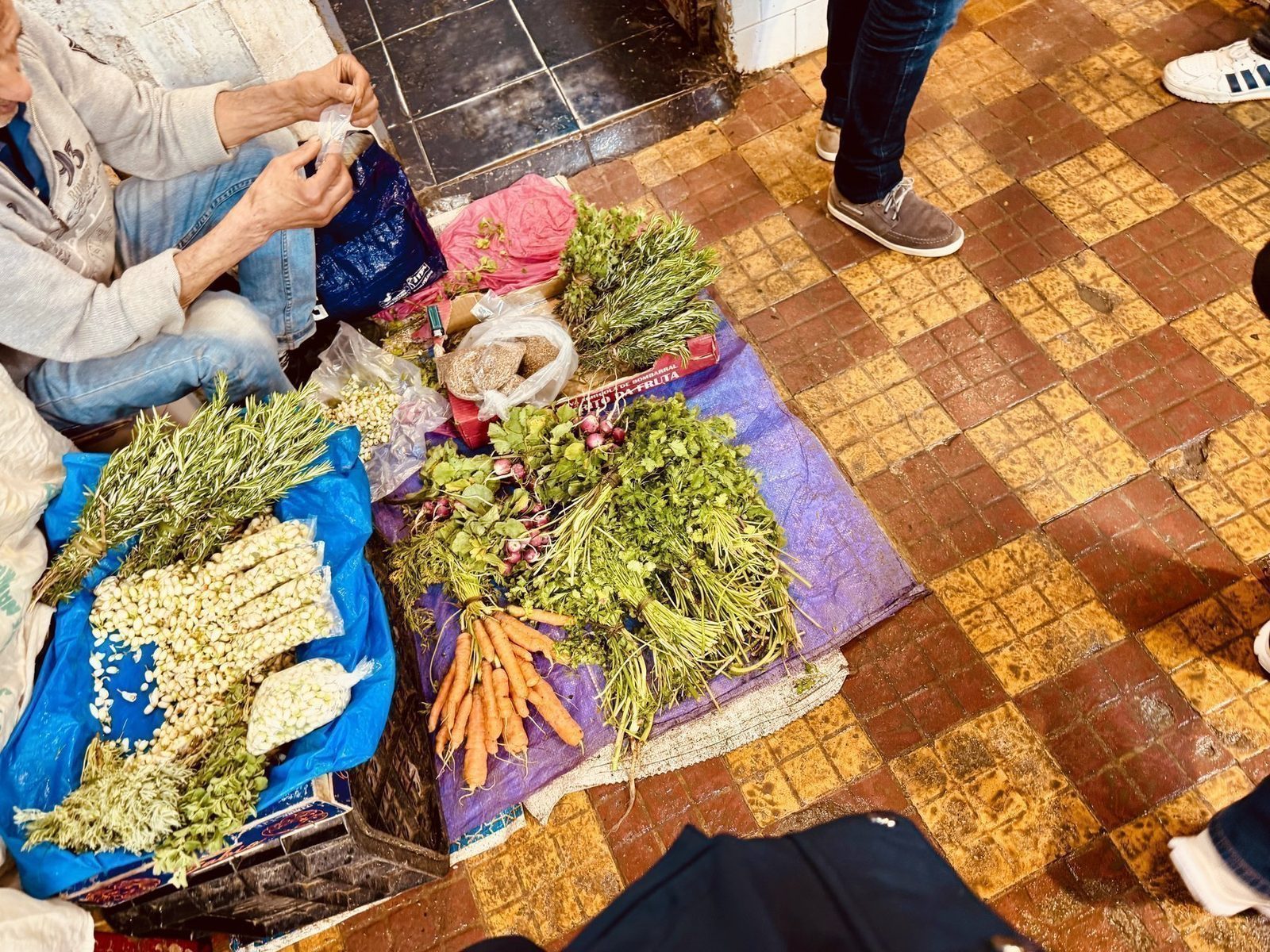 Marktstand mit frischem Gemüse