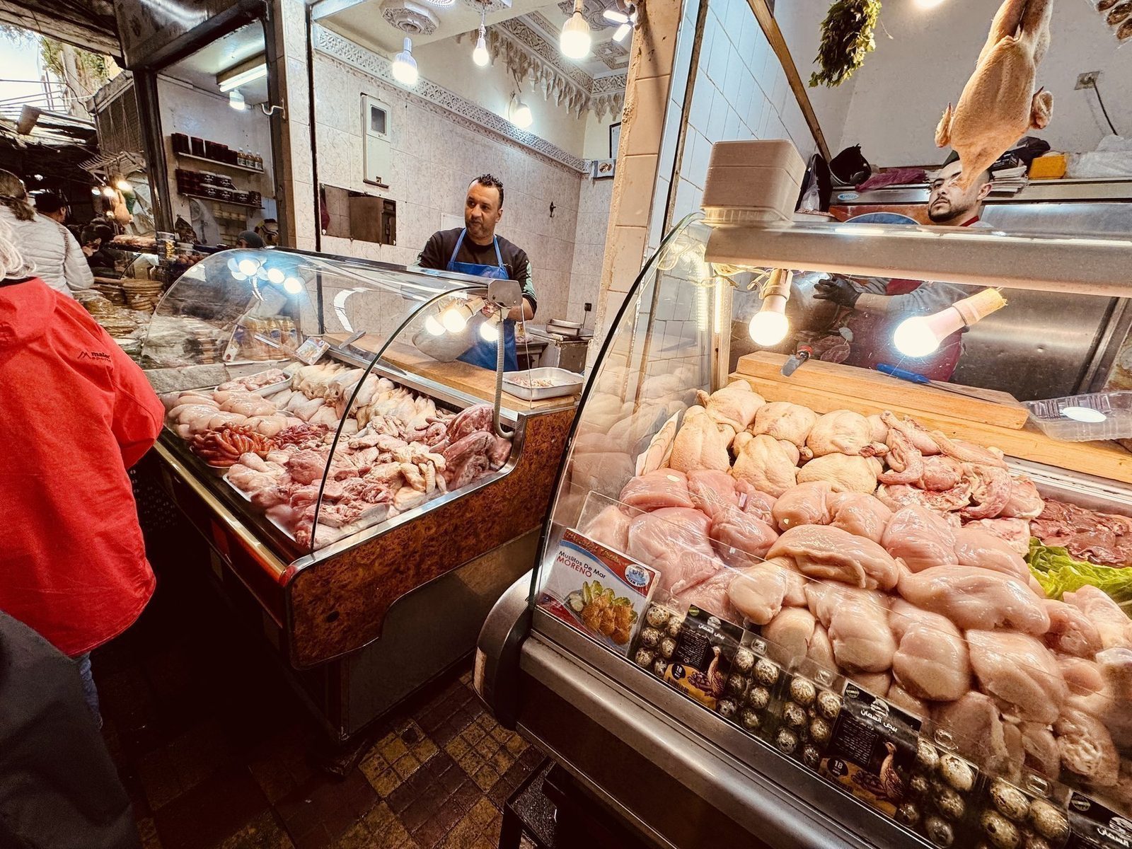 Frisches Fleisch in einem Marktschrank