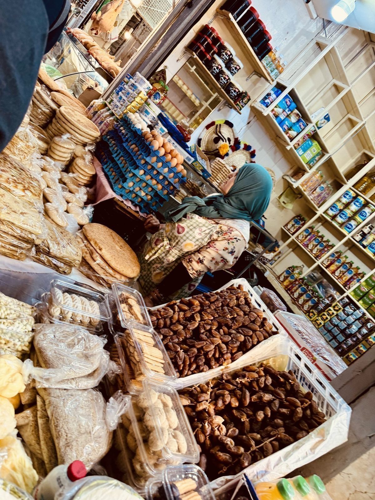 Marktstand mit Datteln und Brot