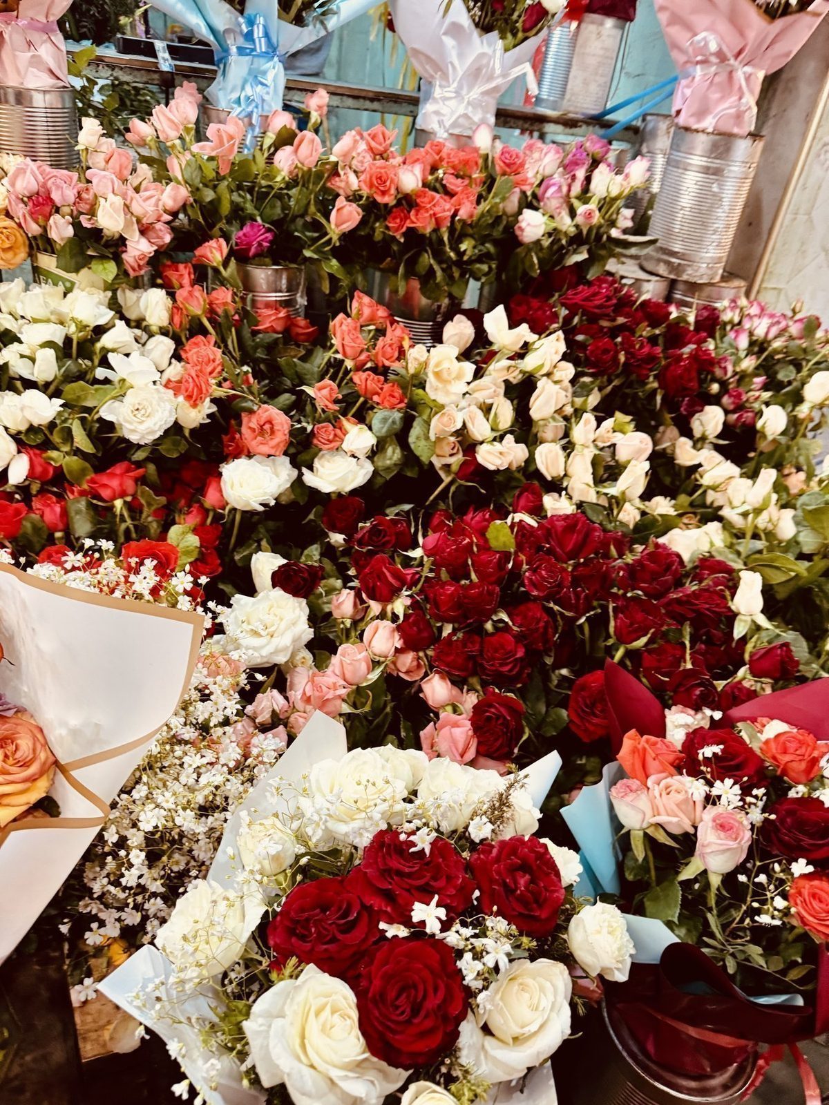 Farbenprächtige Rosensträuße auf einem Markt