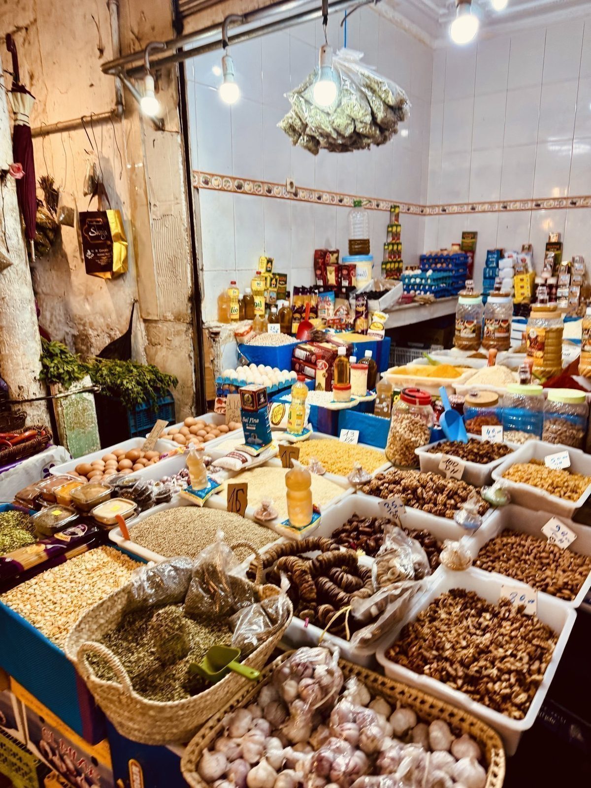 Bunte Gewürzstände in einem Markt