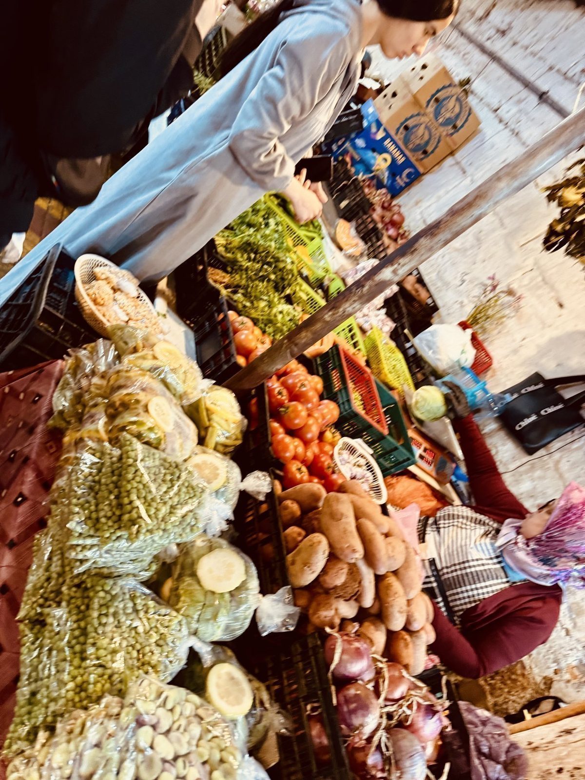 Marktstand mit Gemüse und Früchten