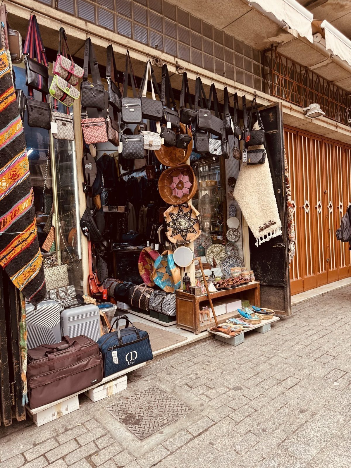 Lässige Shopfront mit Taschen und Hüten