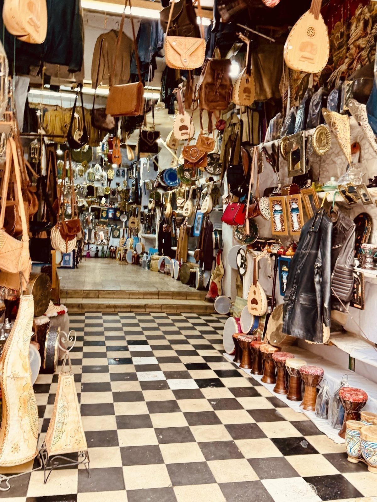 Lederwarenmarkt mit traditionellen Instrumenten