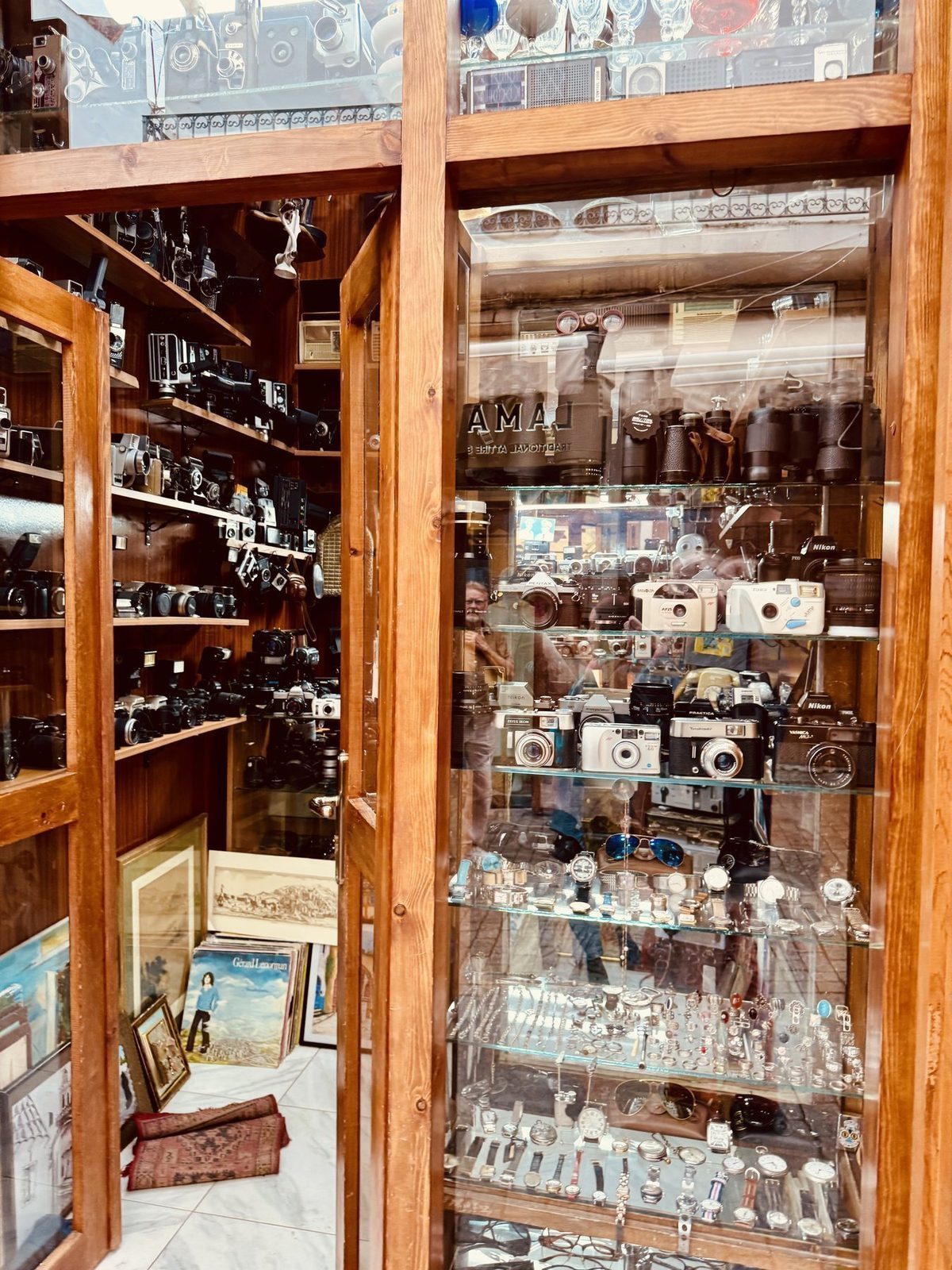 Vintage Kamera Shop mit Uhren und Accessoires
