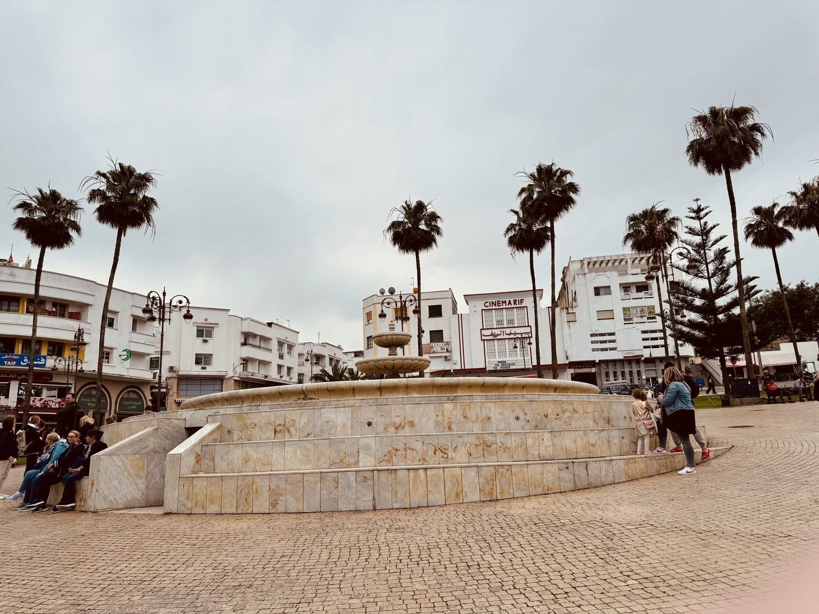 Stadtbrunnen mit Palmen