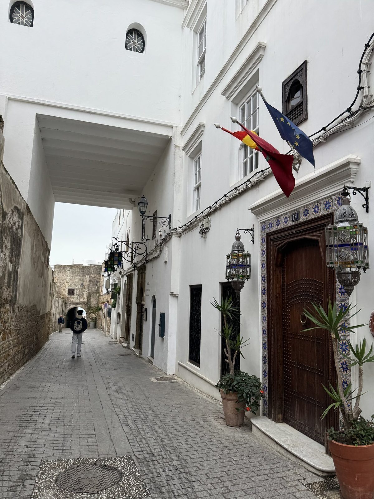 Weißer Gasse mit Flaggen