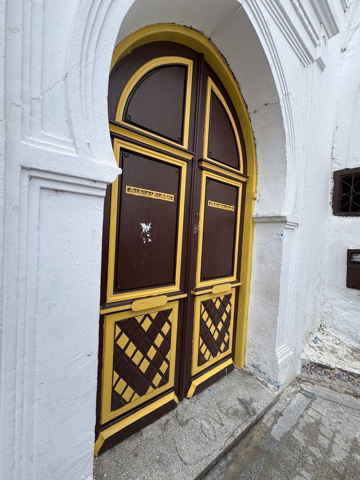 Bunte Tür in historischem Gebäude