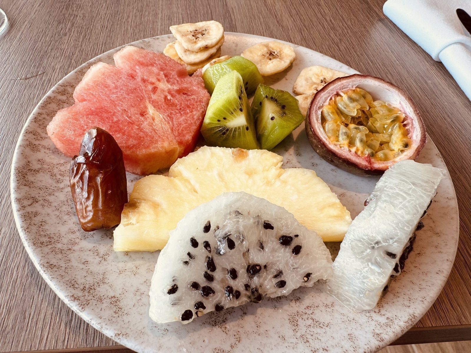 Serviertes Gericht auf dem Tisch