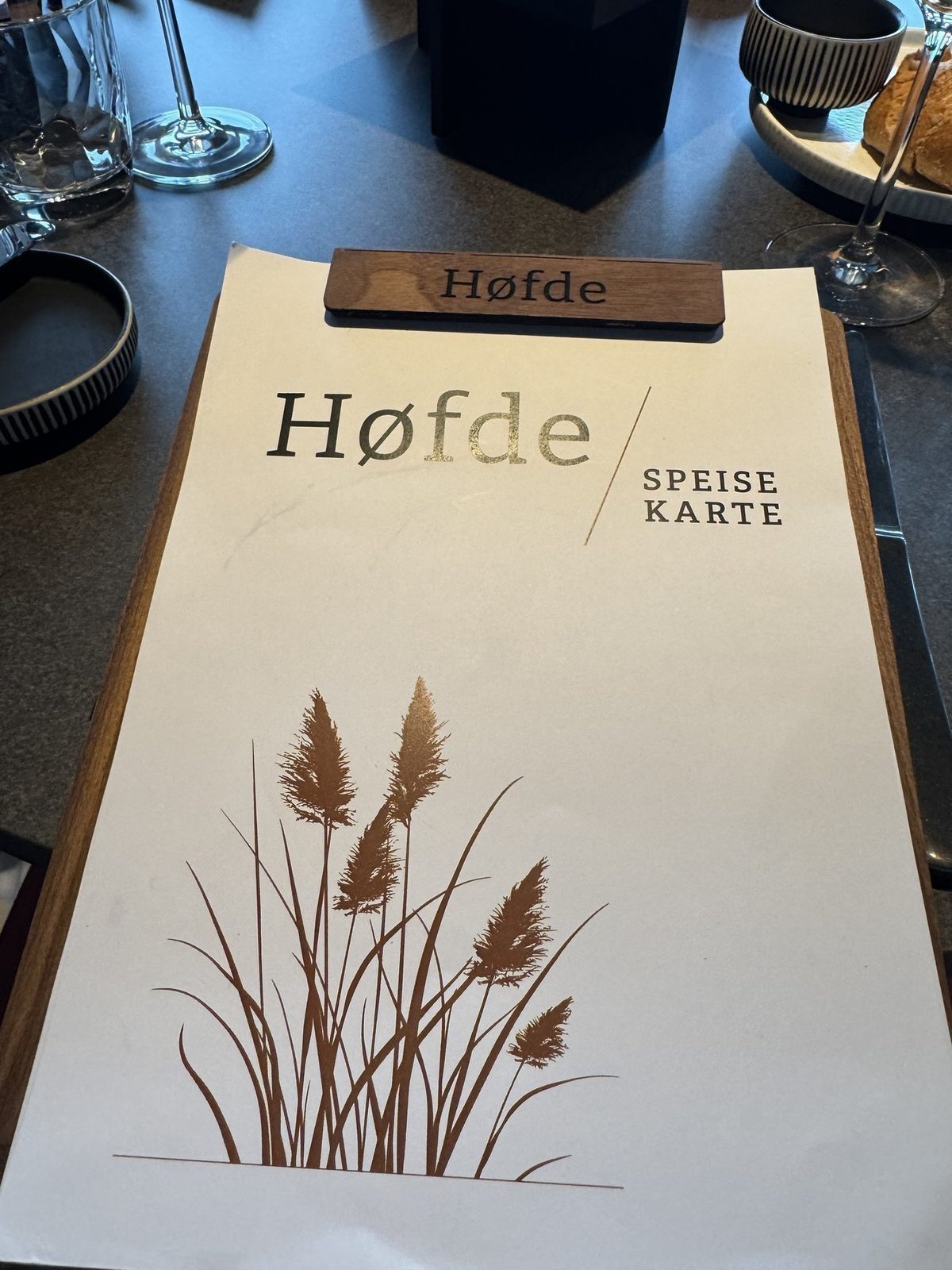 Høfde Speisekarte mit Gräsern