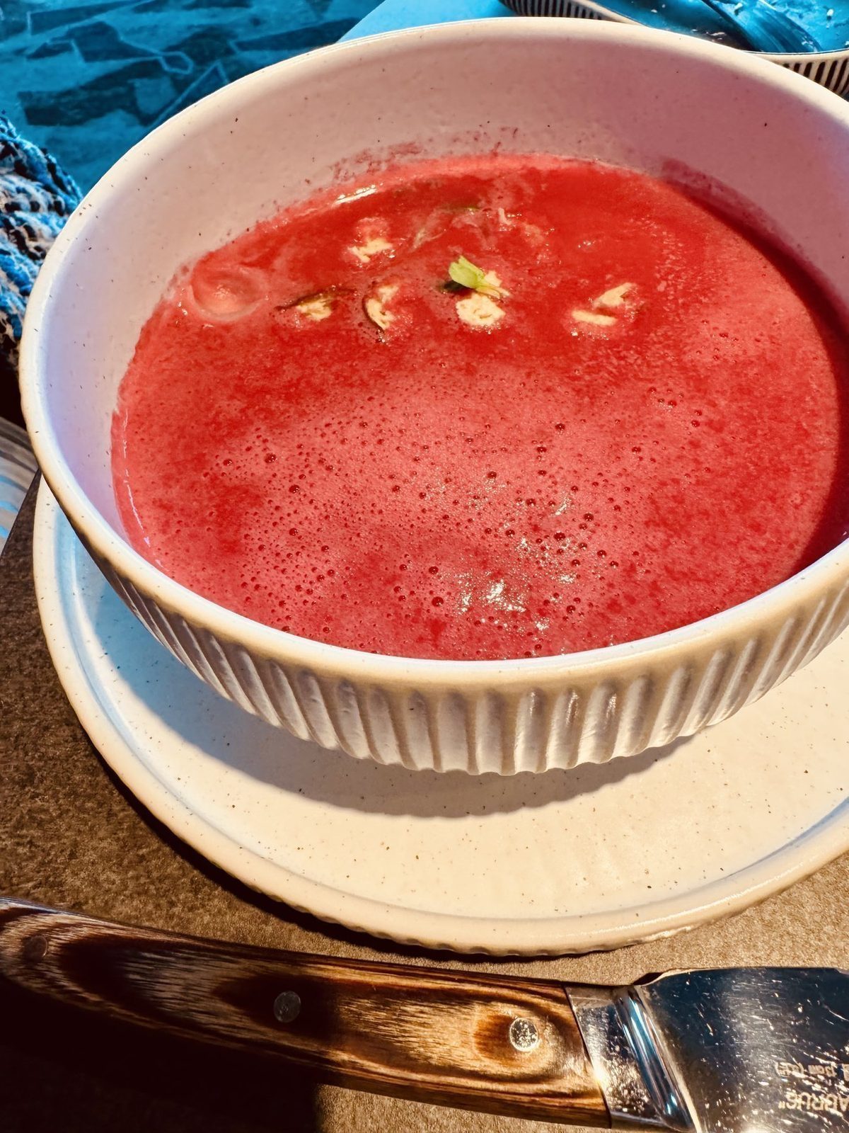 Rote Suppe in Schale serviert