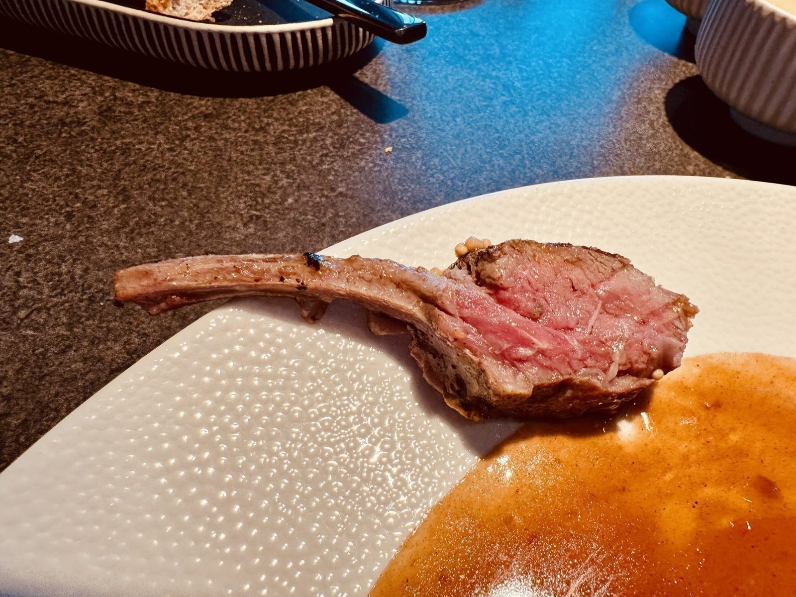 Gegrilltes Lammsteak mit Sauce