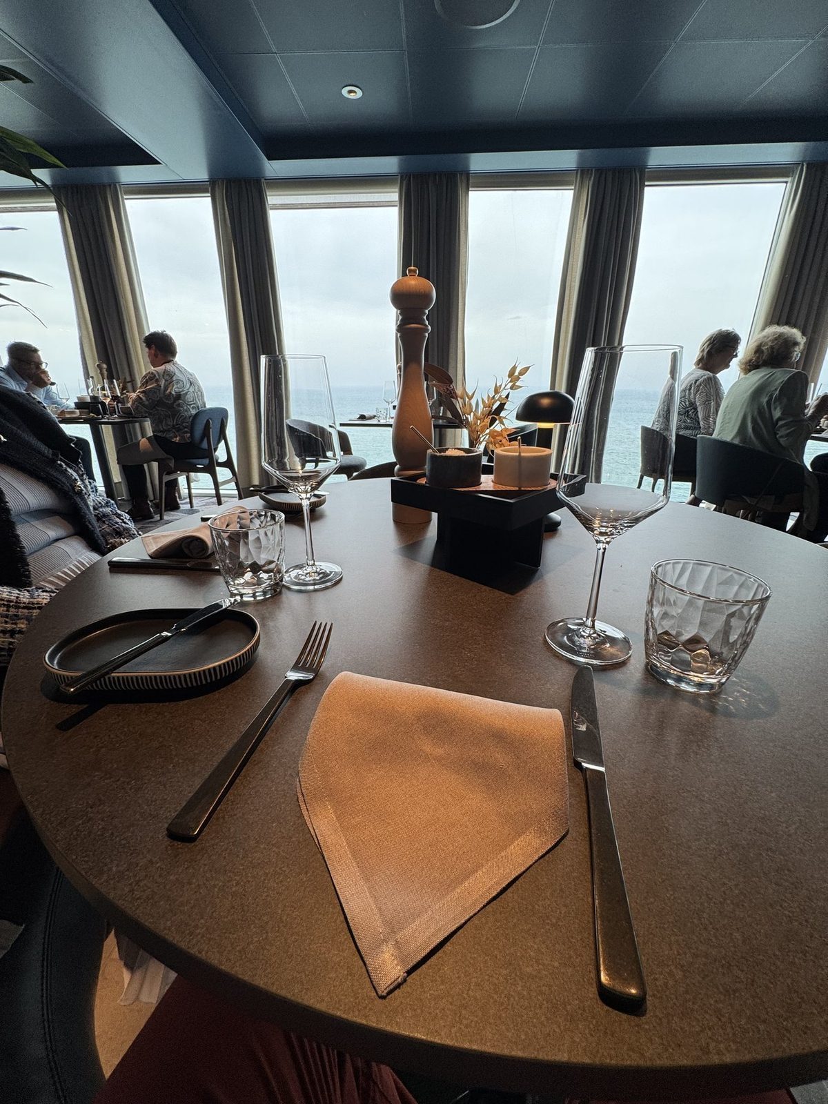 Gedeckter Tisch mit Meerblick