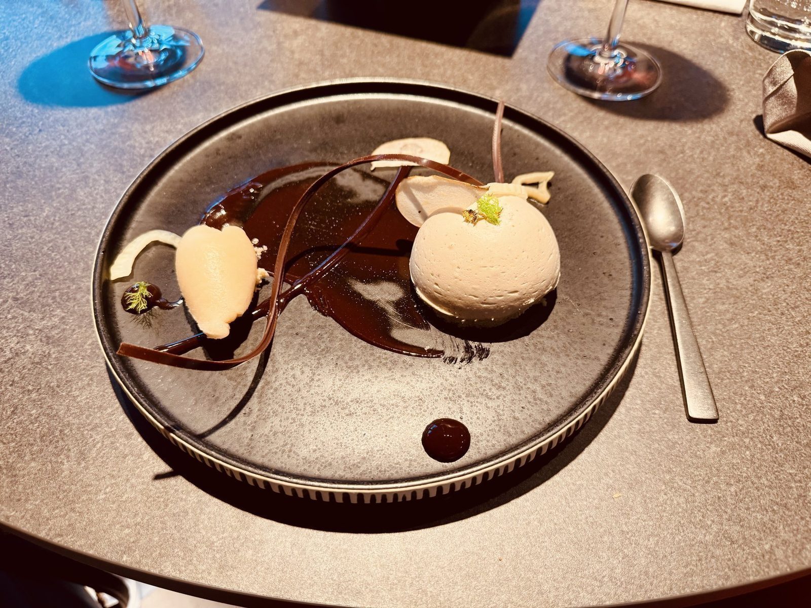 Karamelliserter Eisbecher mit Schokoladensoße