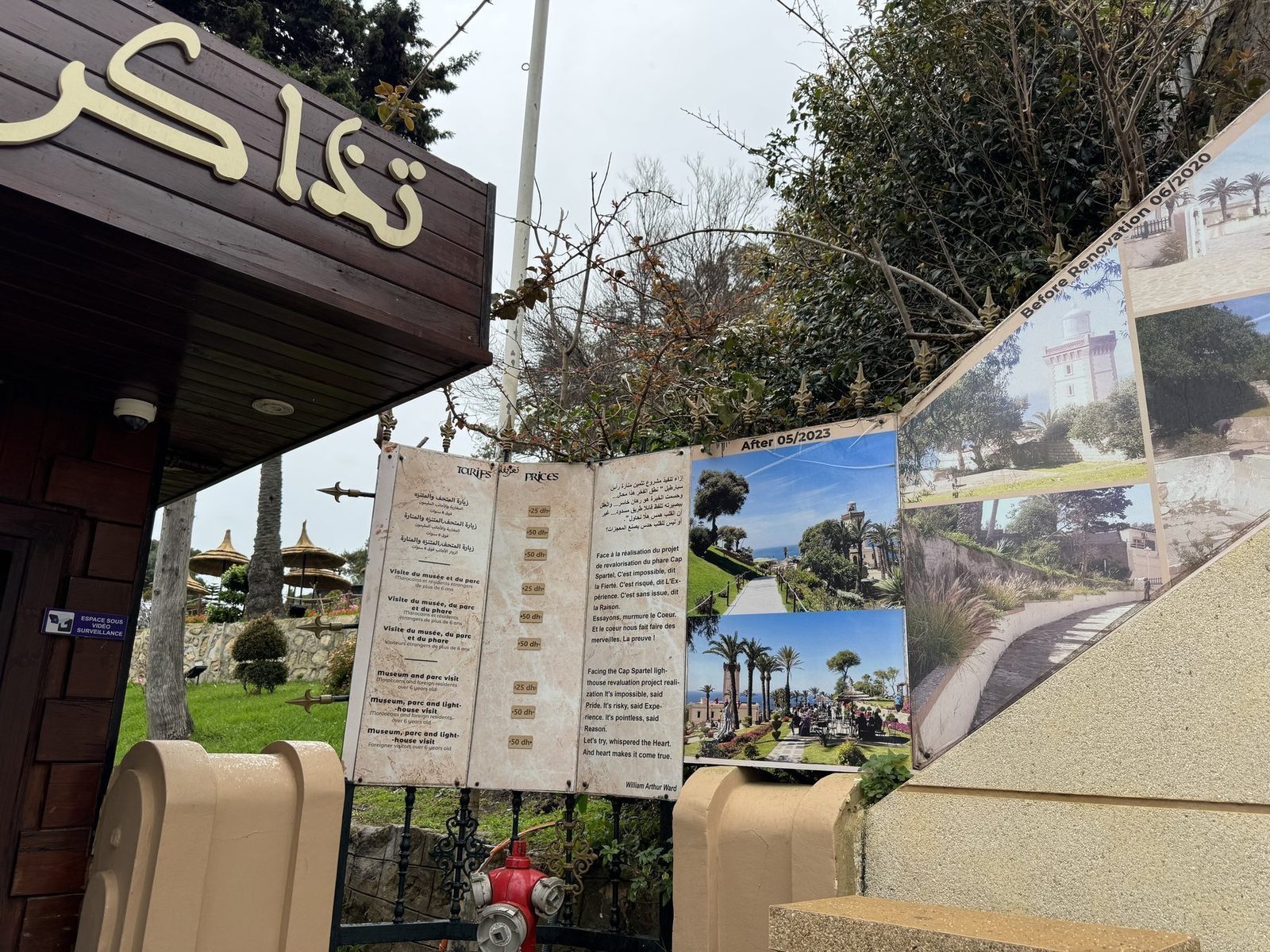 Touristische Infotafel mit Preisen am Cap Spartel