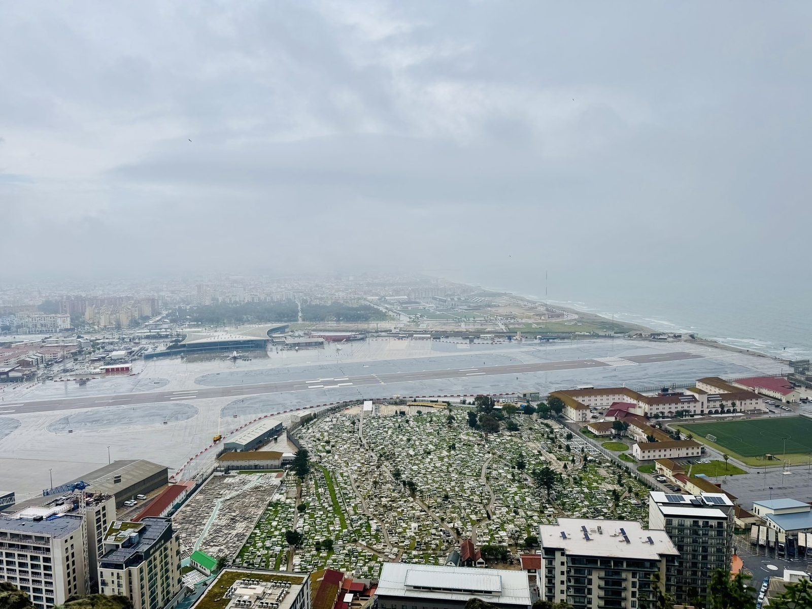 Luftaufnahme von Gibraltar mit Friedhof