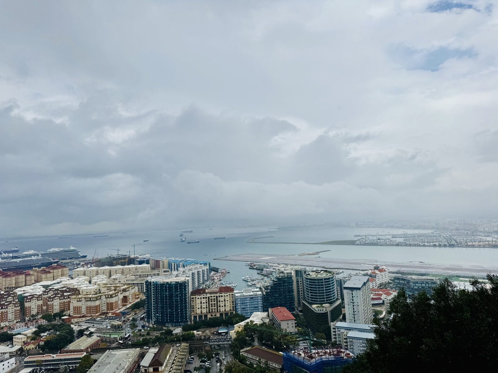 Luftaufnahme von Gibraltar mit Hafen