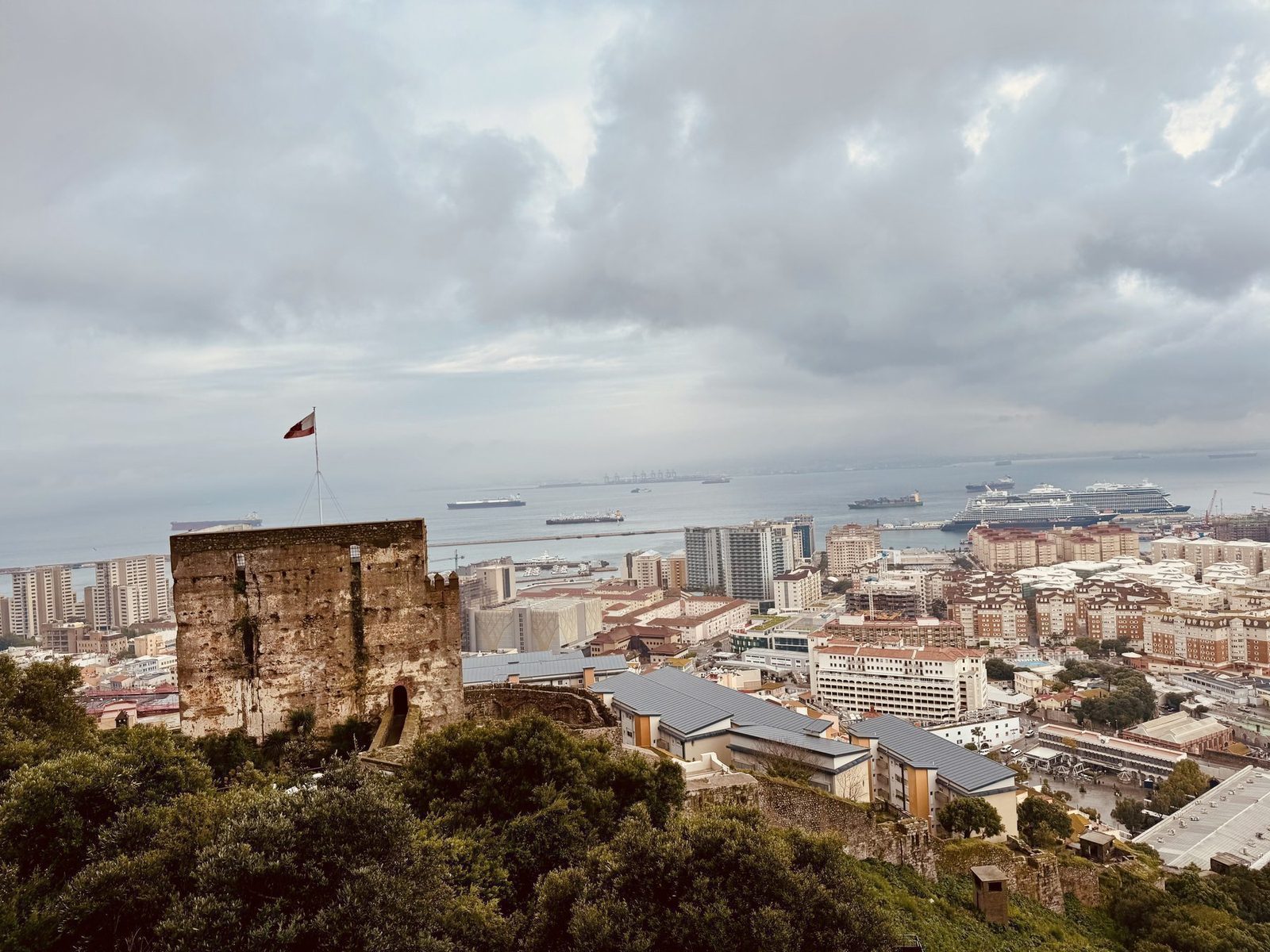 Blick auf Gibraltar mit alter Festung
