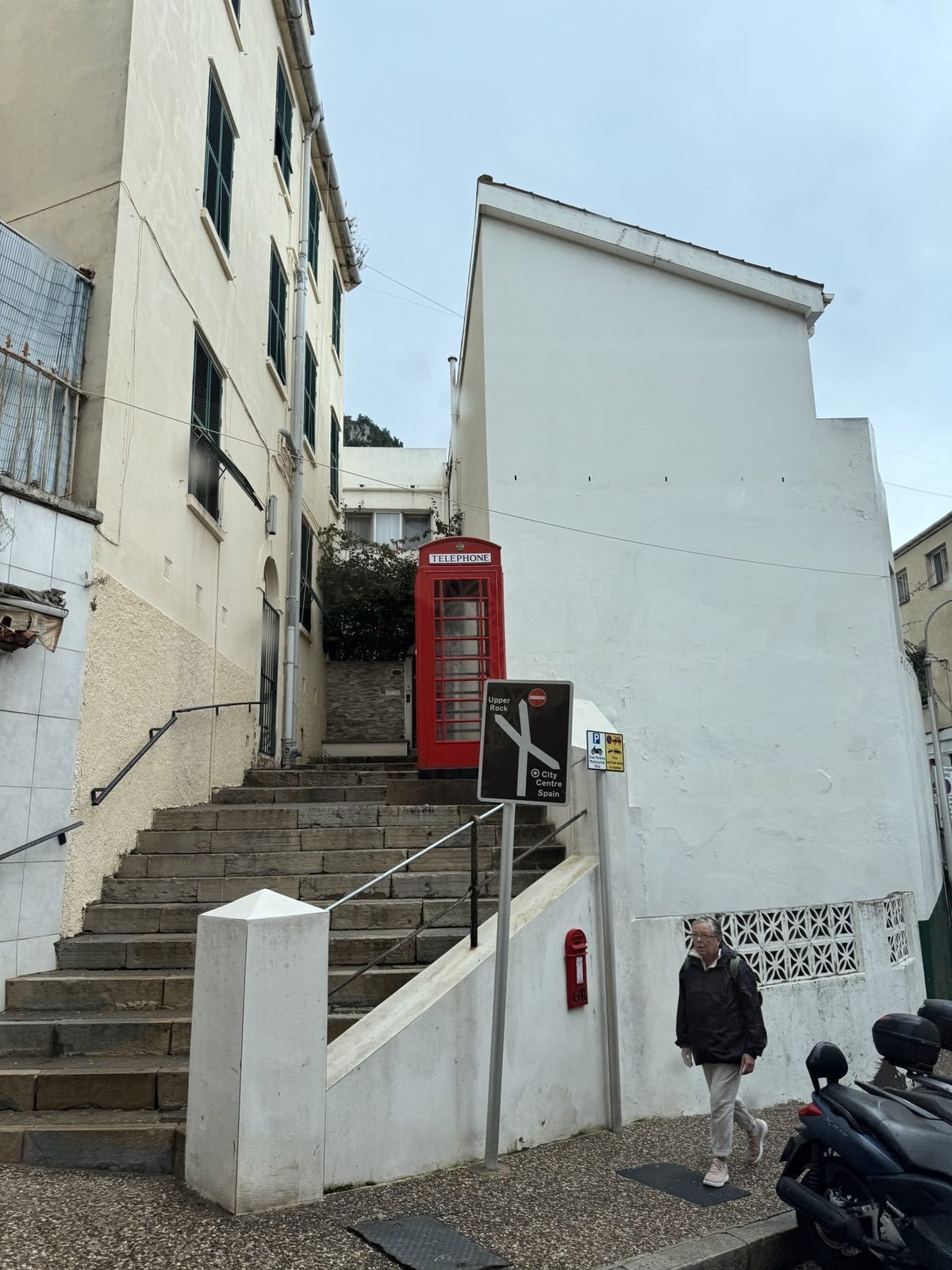 Rote Telefonzelle vor Treppenhaus