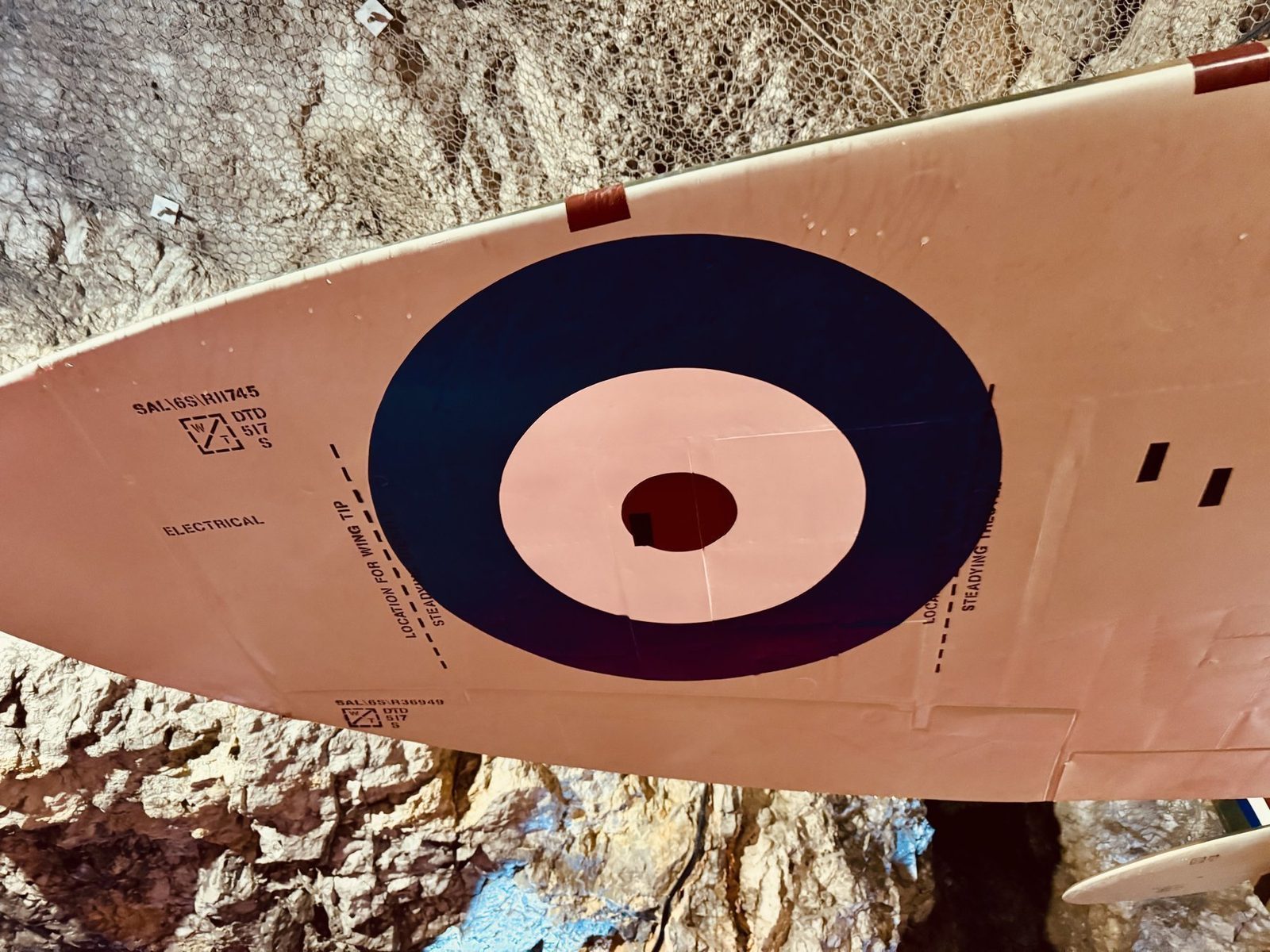 Flugzeugflügel mit Zielscheibe