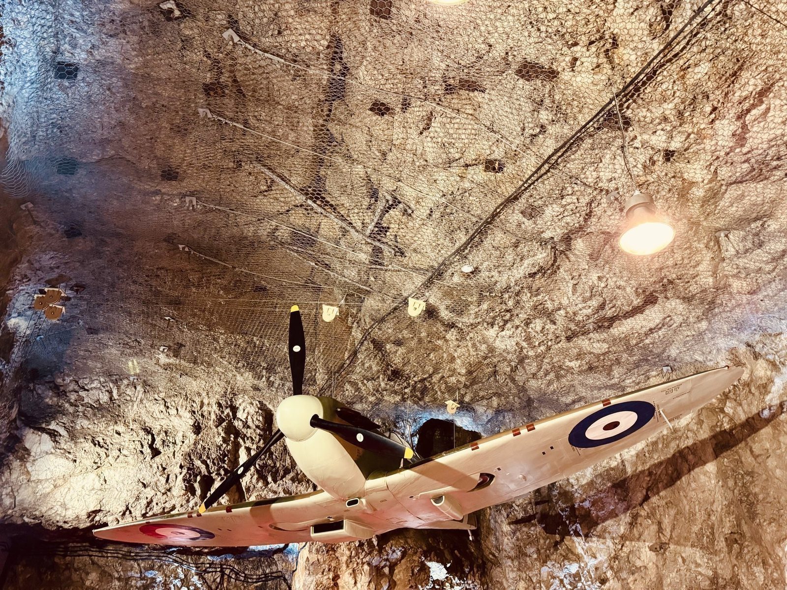 Historisches Flugzeug in einer Höhle